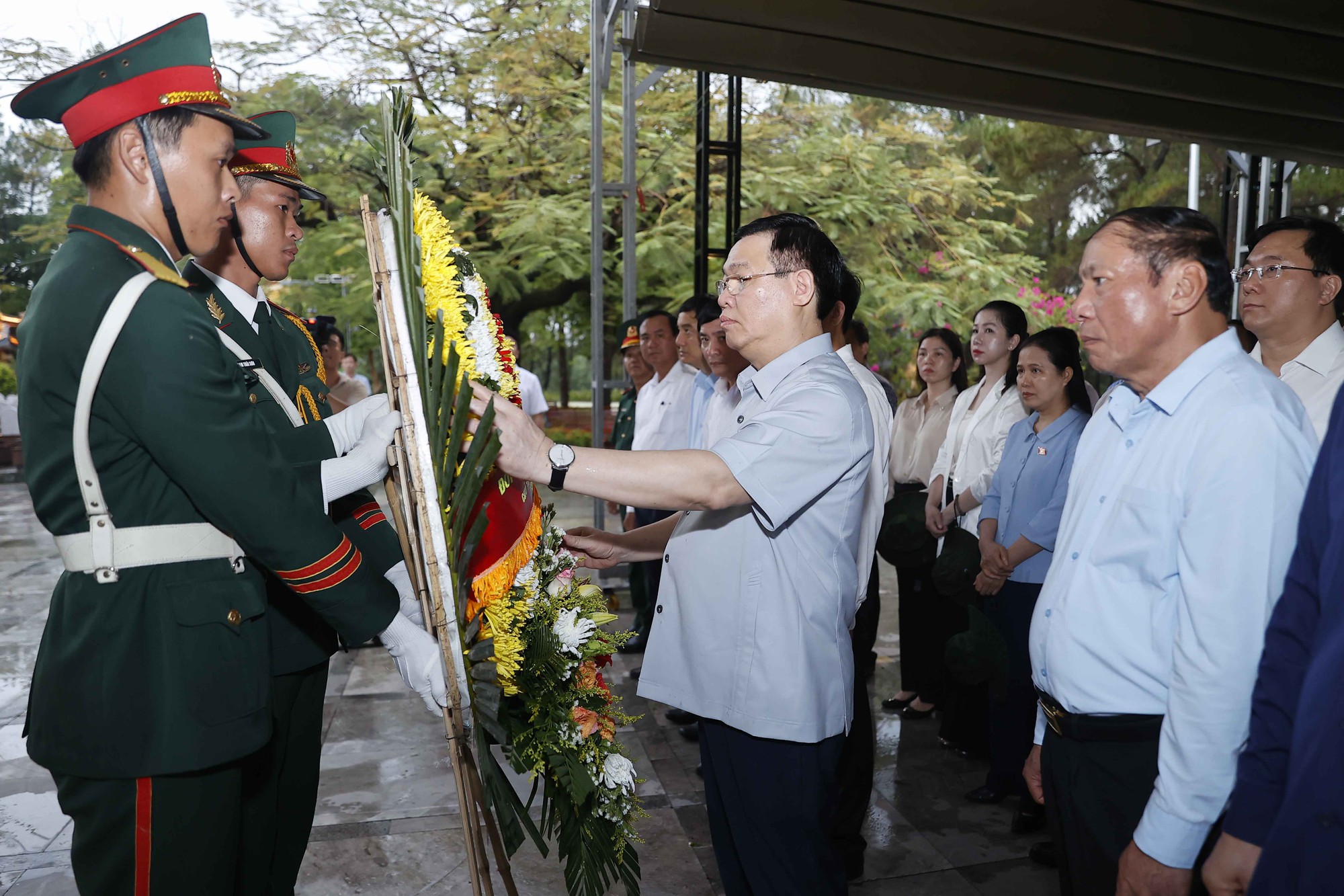 Chủ tịch Quốc hội Vương Đình Huệ dâng hương tưởng nhớ anh hùng liệt sĩ tại Quảng Trị - Ảnh 5.