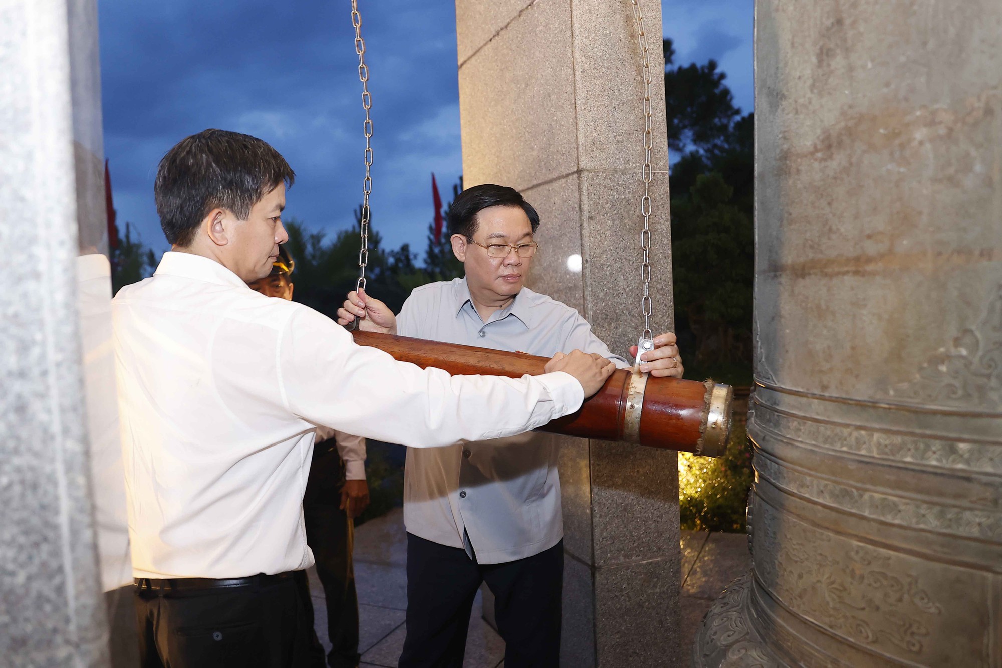Chủ tịch Quốc hội Vương Đình Huệ dâng hương tưởng nhớ anh hùng liệt sĩ tại Quảng Trị - Ảnh 8.