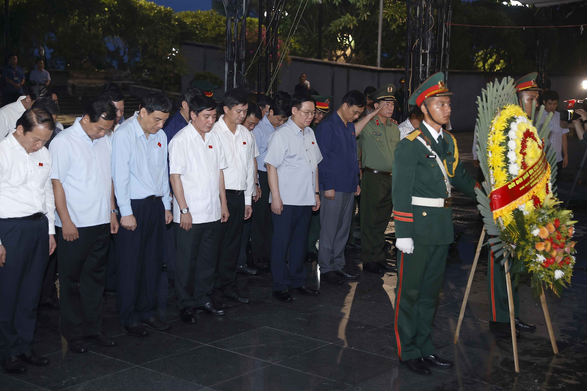 Chủ tịch Quốc hội Vương Đình Huệ dâng hương tưởng nhớ anh hùng liệt sĩ tại Quảng Trị - Ảnh 7.