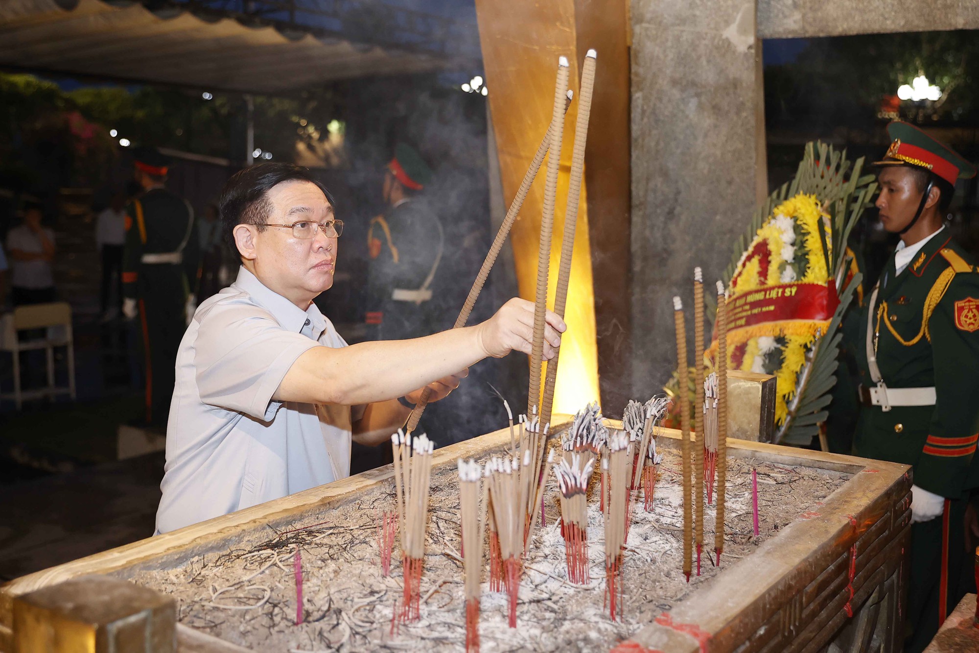 Chủ tịch Quốc hội Vương Đình Huệ dâng hương tưởng nhớ anh hùng liệt sĩ tại Quảng Trị - Ảnh 9.