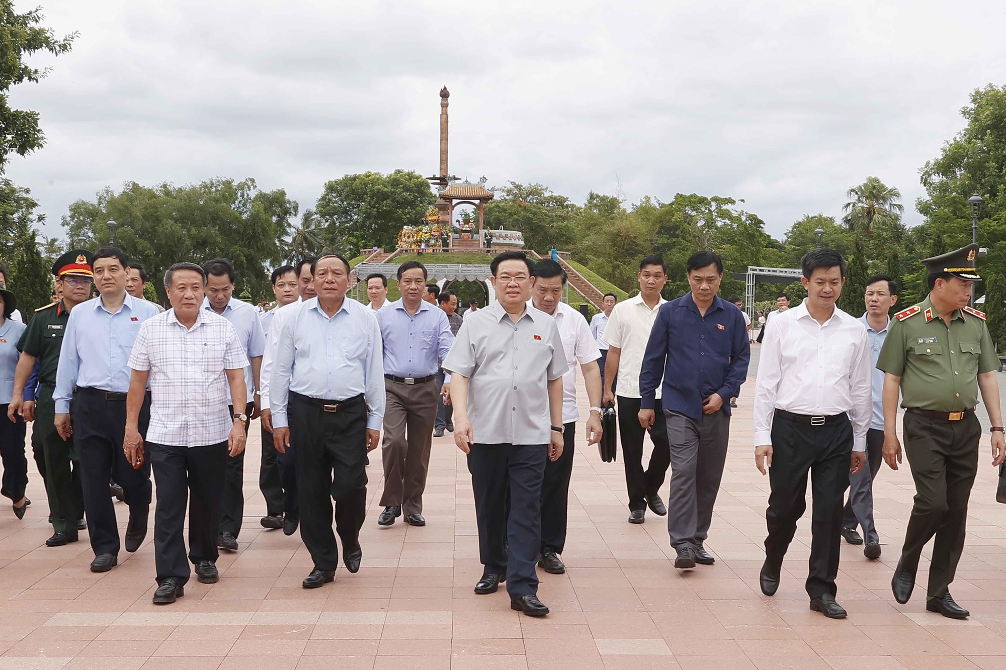 Chủ tịch Quốc hội Vương Đình Huệ dâng hương tưởng nhớ anh hùng liệt sĩ tại Quảng Trị - Ảnh 1.