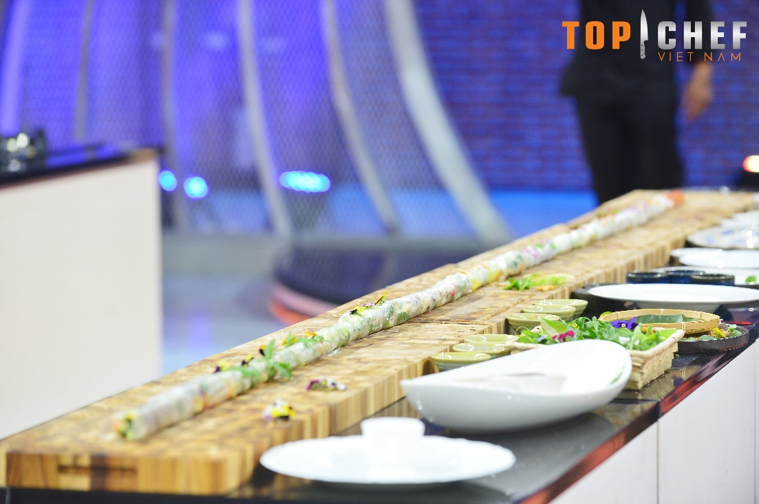 Các chef đồng lòng tạo kỷ lục, thực hiện gỏi cuốn dài hơn 3 mét tại Top Chef - Ảnh 2.