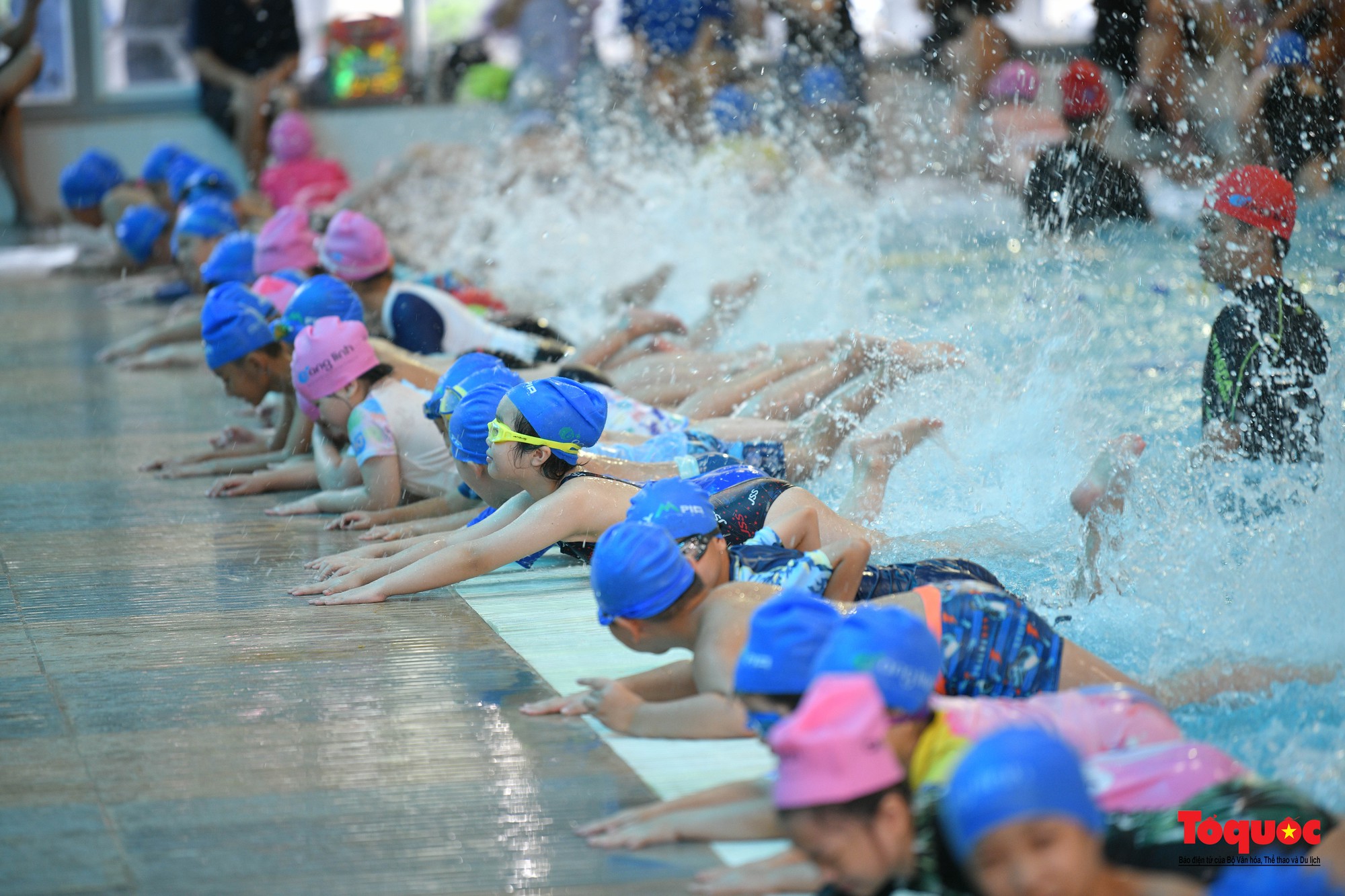 130 trẻ em thủ đô có hoàn cảnh khó khăn đươc học bơi miễn phí - Ảnh 13.
