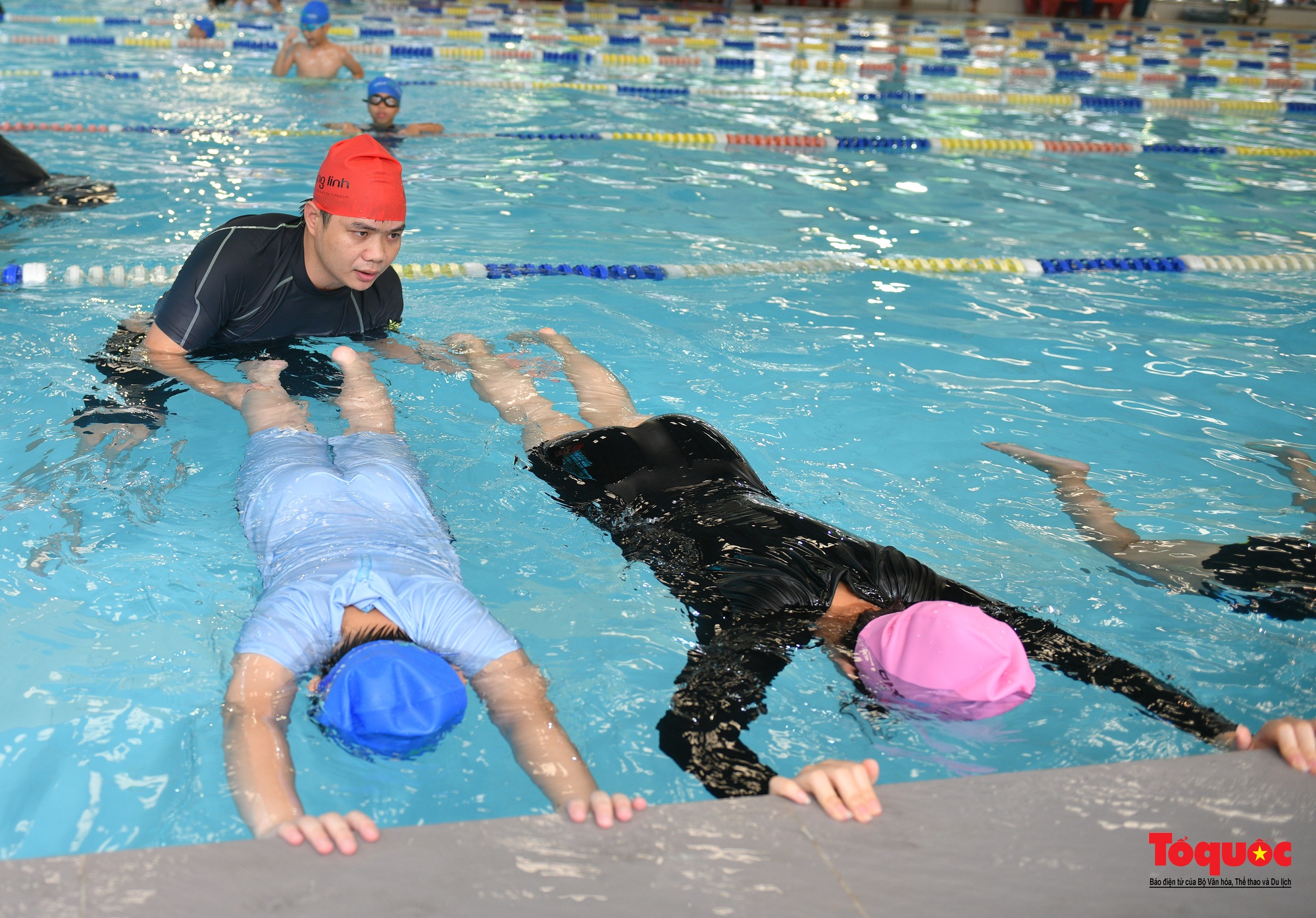 130 trẻ em thủ đô có hoàn cảnh khó khăn đươc học bơi miễn phí - Ảnh 11.