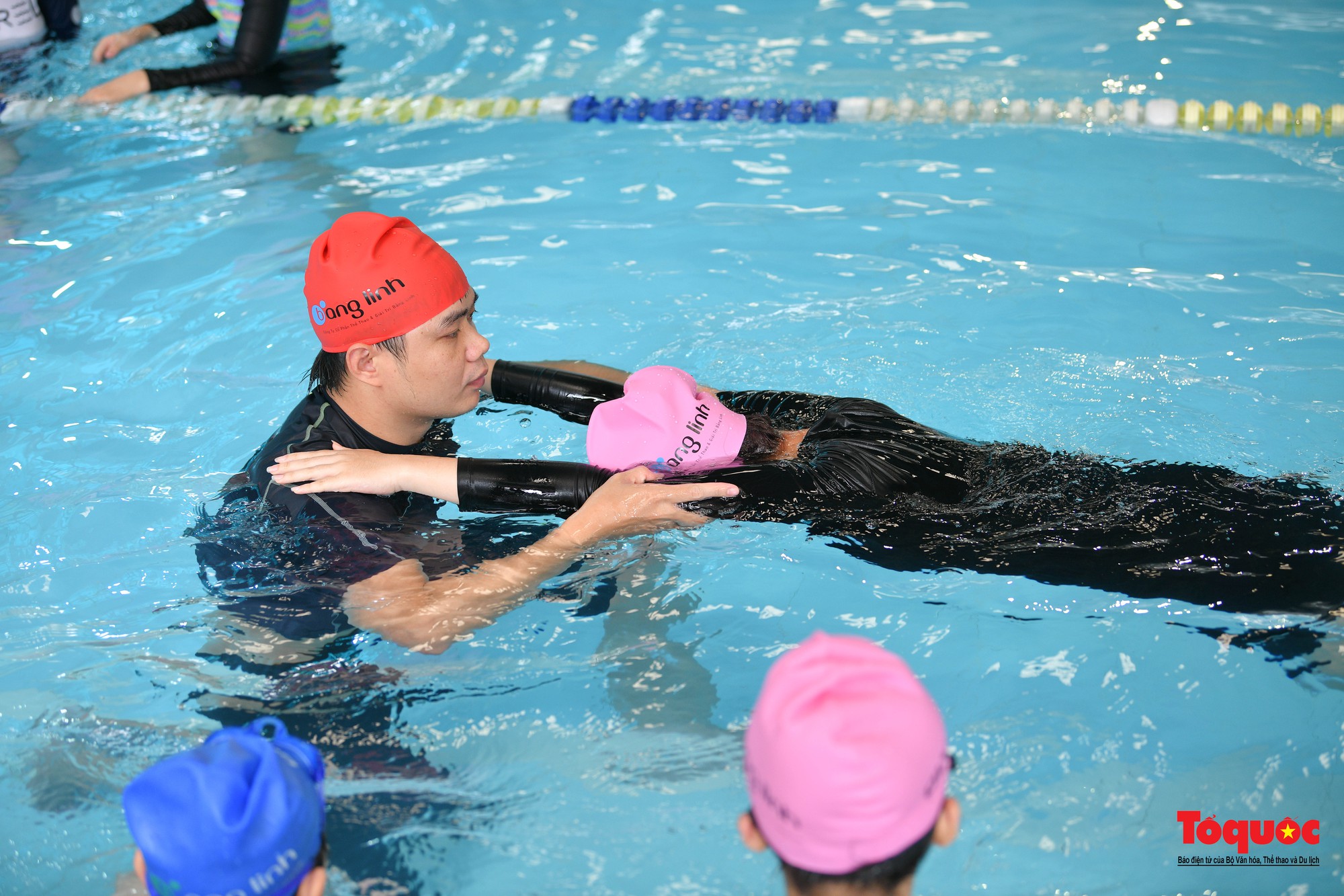 130 trẻ em thủ đô có hoàn cảnh khó khăn đươc học bơi miễn phí - Ảnh 10.