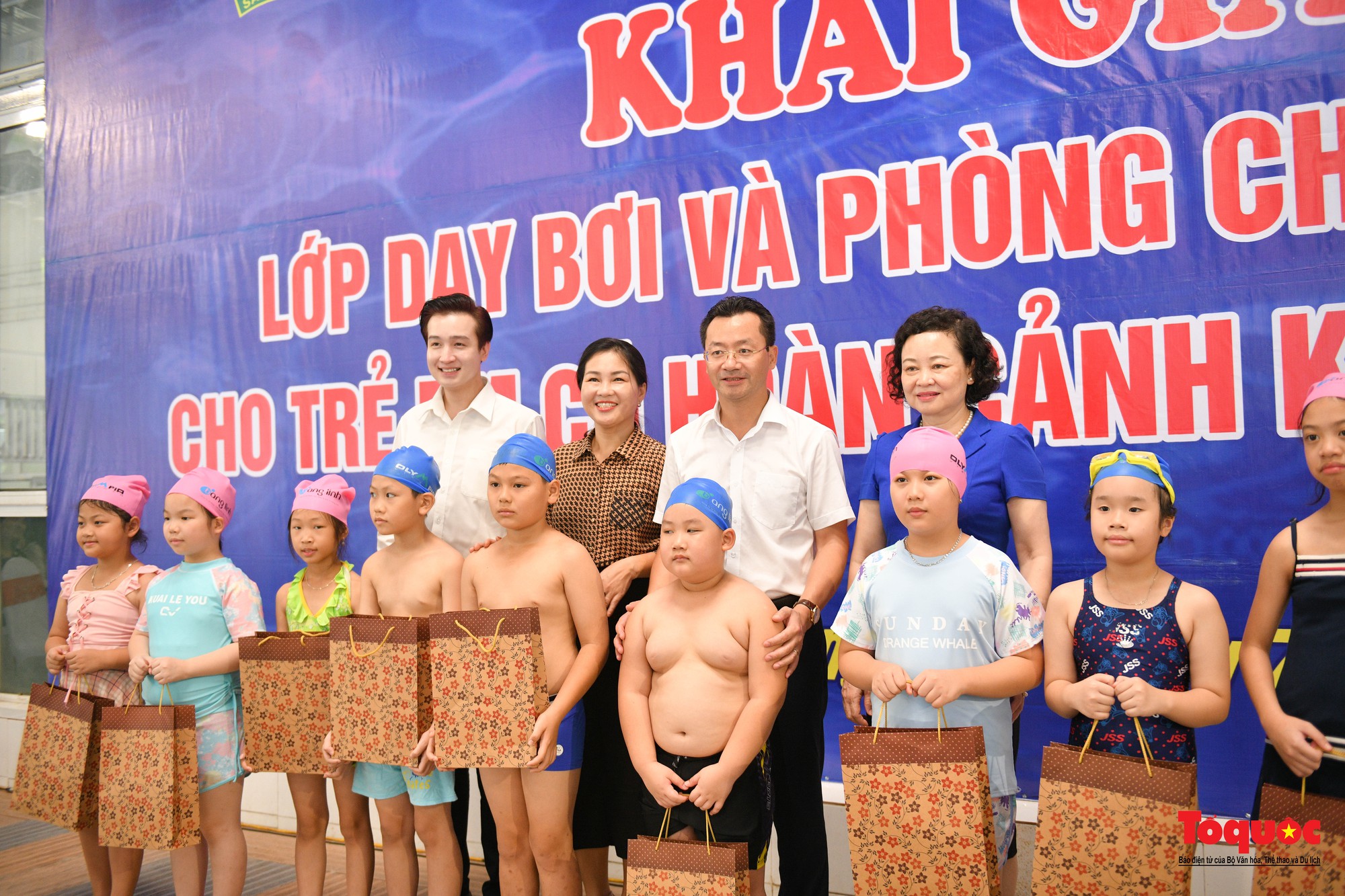 130 trẻ em thủ đô có hoàn cảnh khó khăn đươc học bơi miễn phí - Ảnh 2.