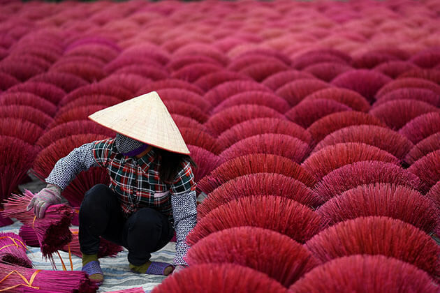 Làng nghề truyền thống hơn trăm năm ở Hà Nội, được mô tả như những khoảng sân bung tỏa sắc màu - Ảnh 2.