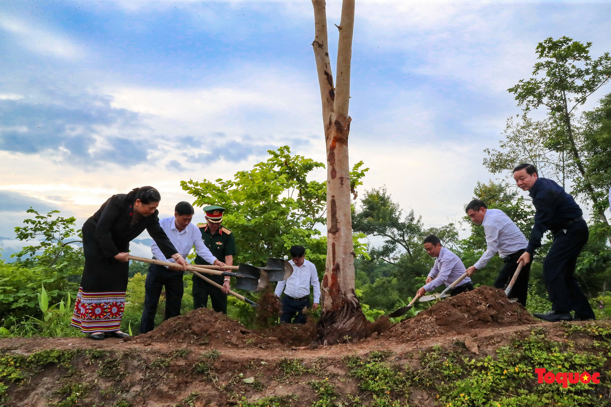 Lãnh đạo Đảng, Nhà nước dâng hương, tưởng niệm các anh hùng, liệt sĩ tại thành phố Điện Biên - Ảnh 12.