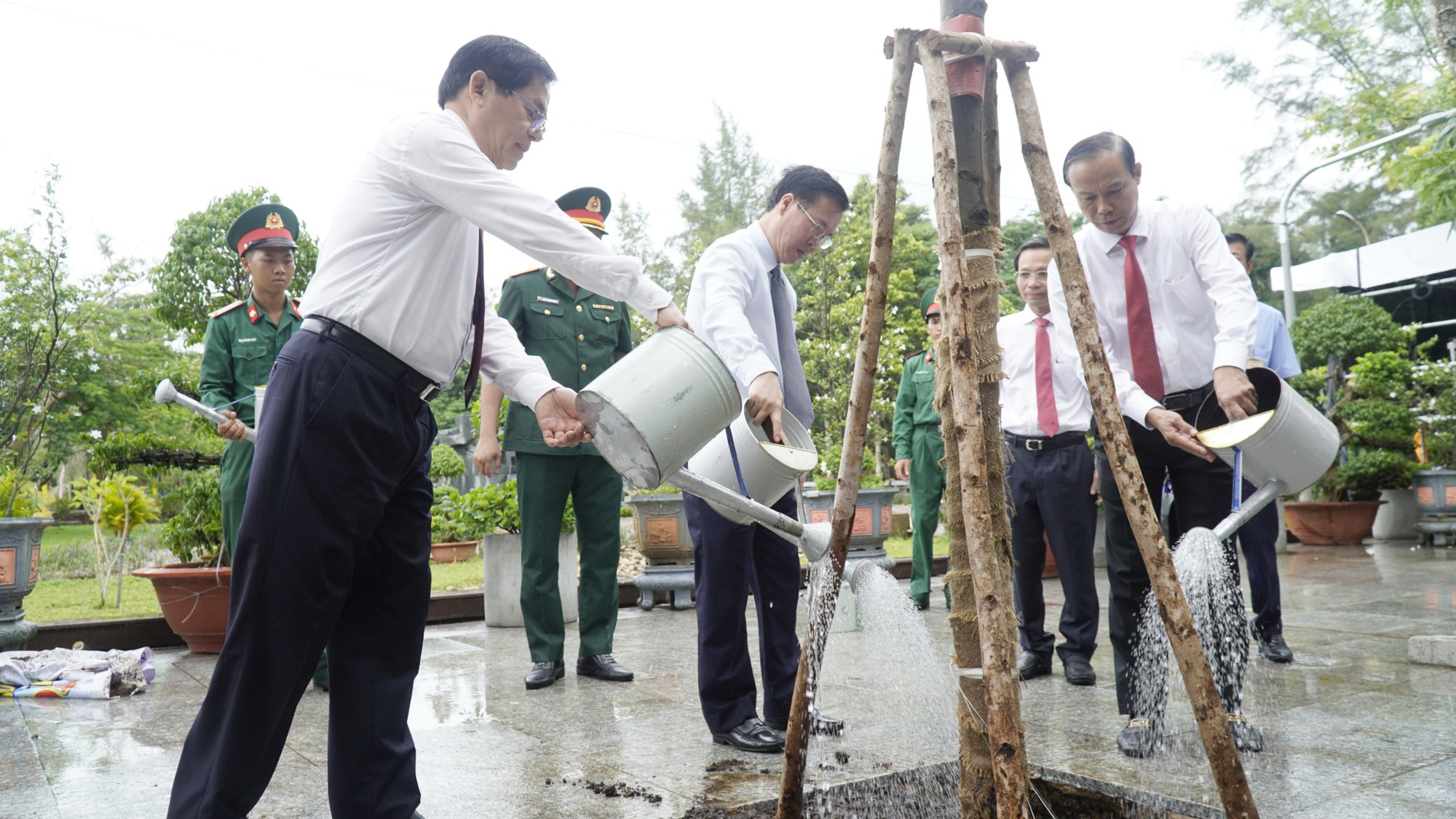 Chủ tịch nước Võ Văn Thưởng dâng hương tưởng niệm các Anh hùng liệt sĩ tại Nghĩa trang Hàng Dương - Ảnh 5.