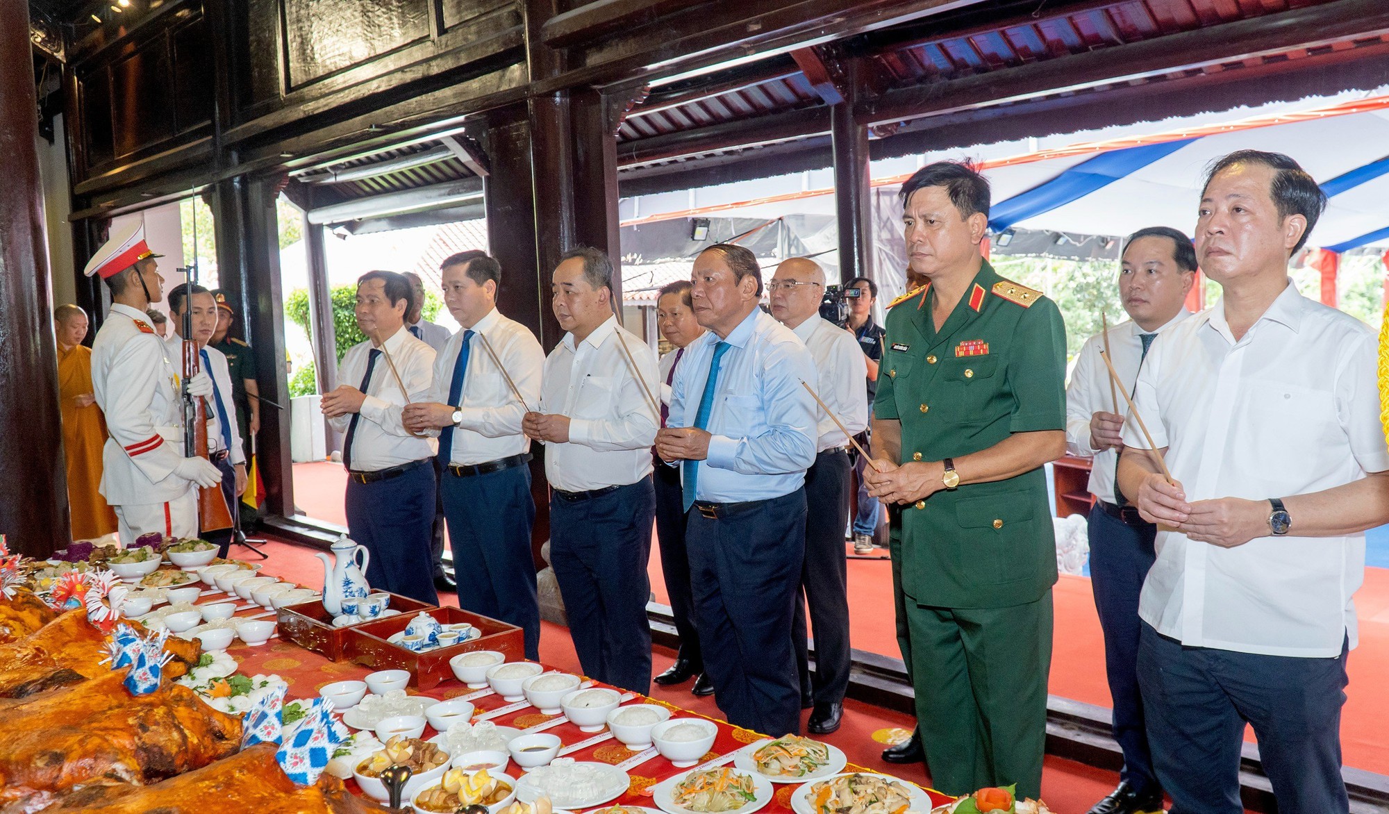 Chủ tịch nước nguyện chuông khai lễ Lễ giỗ các Anh hùng liệt sĩ hy sinh tại Côn Đảo - Ảnh 5.