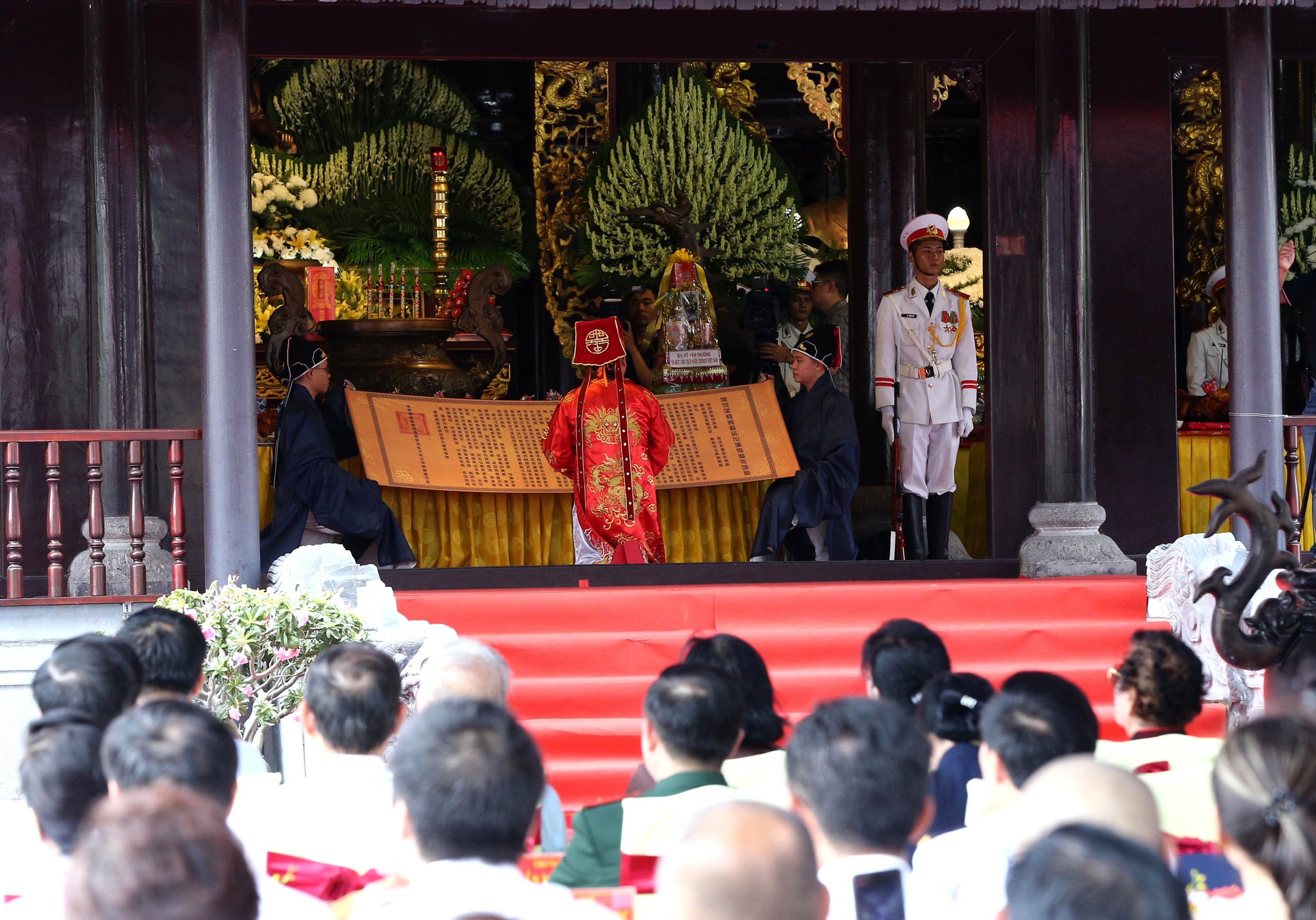 Chủ tịch nước nguyện chuông khai lễ Lễ giỗ các Anh hùng liệt sĩ hy sinh tại Côn Đảo - Ảnh 6.