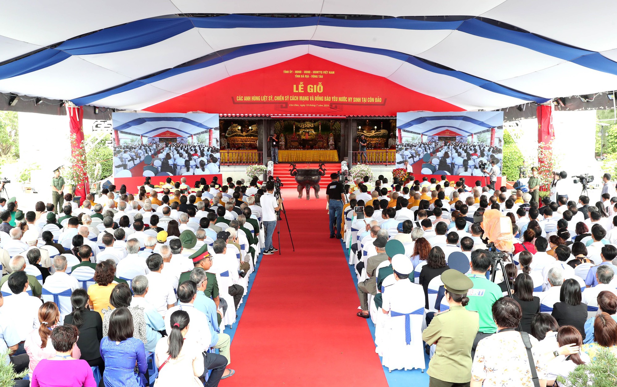 Chủ tịch nước nguyện chuông khai lễ Lễ giỗ các Anh hùng liệt sĩ hy sinh tại Côn Đảo - Ảnh 7.