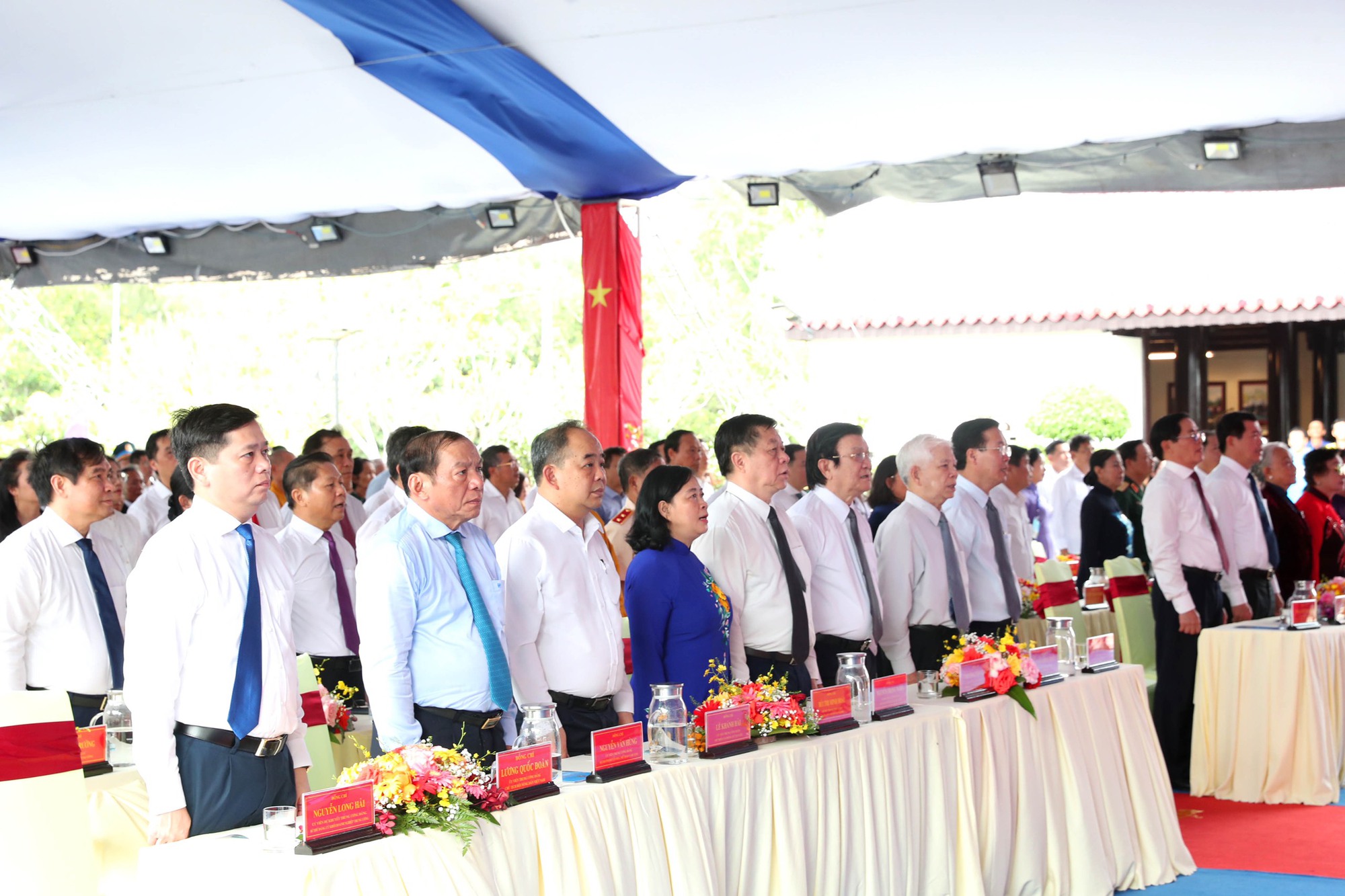 Chủ tịch nước nguyện chuông khai lễ Lễ giỗ các Anh hùng liệt sĩ hy sinh tại Côn Đảo - Ảnh 2.