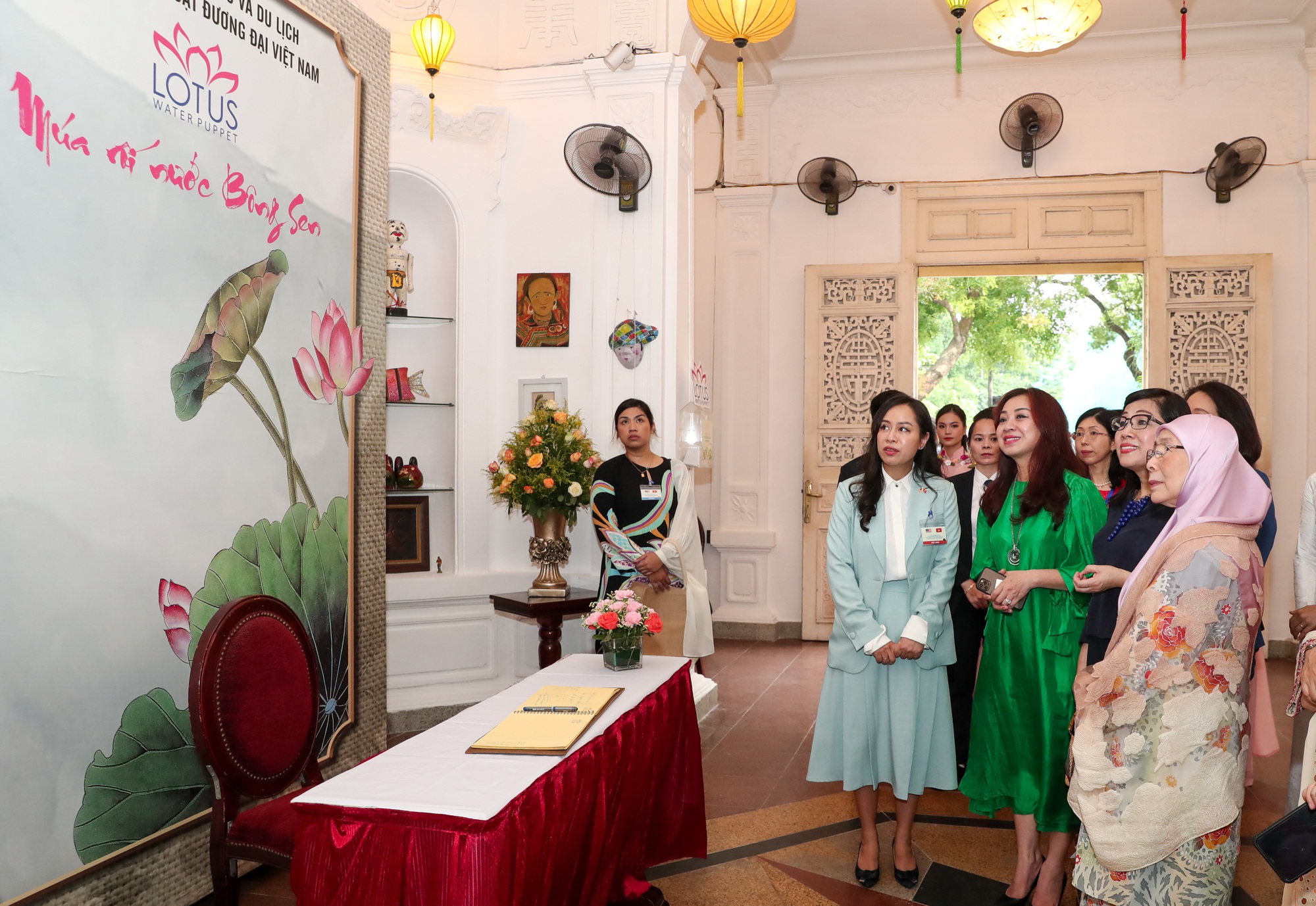 Hai Phu nhân Thủ tướng Việt Nam và Thủ tướng Malaysia cùng thưởng thức nghệ thuật múa rối nước - Ảnh 3.
