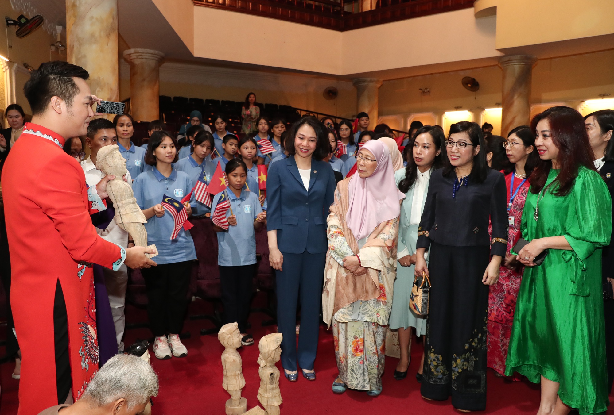Hai Phu nhân Thủ tướng Việt Nam và Thủ tướng Malaysia cùng thưởng thức nghệ thuật múa rối nước - Ảnh 6.