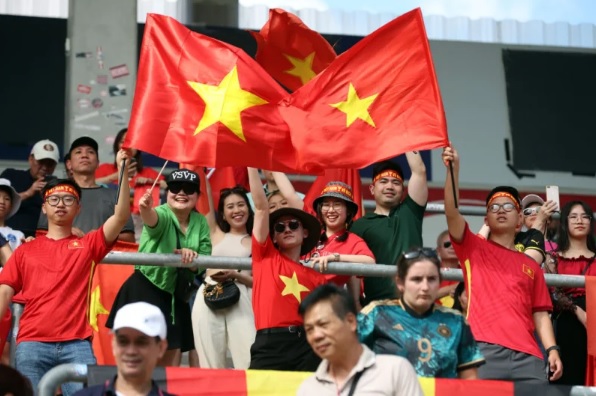 Phóng viên Mỹ mô tả hình ảnh đặc biệt khi tuyển Việt Nam sắp đá trận khai màn World Cup - Ảnh 1.