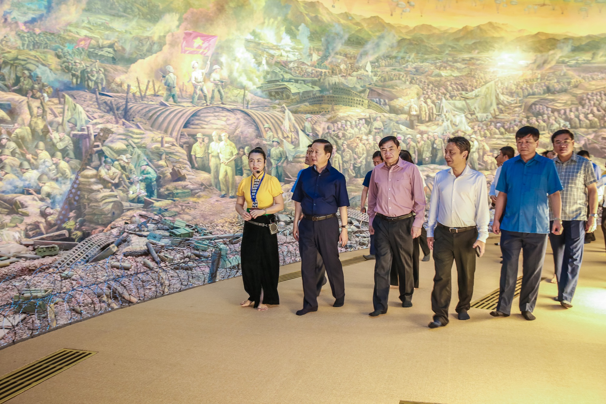 Lãnh đạo Đảng, Nhà nước tham quan Bảo tàng Chiến thắng lịch sử Điện Biên Phủ - Ảnh 2.