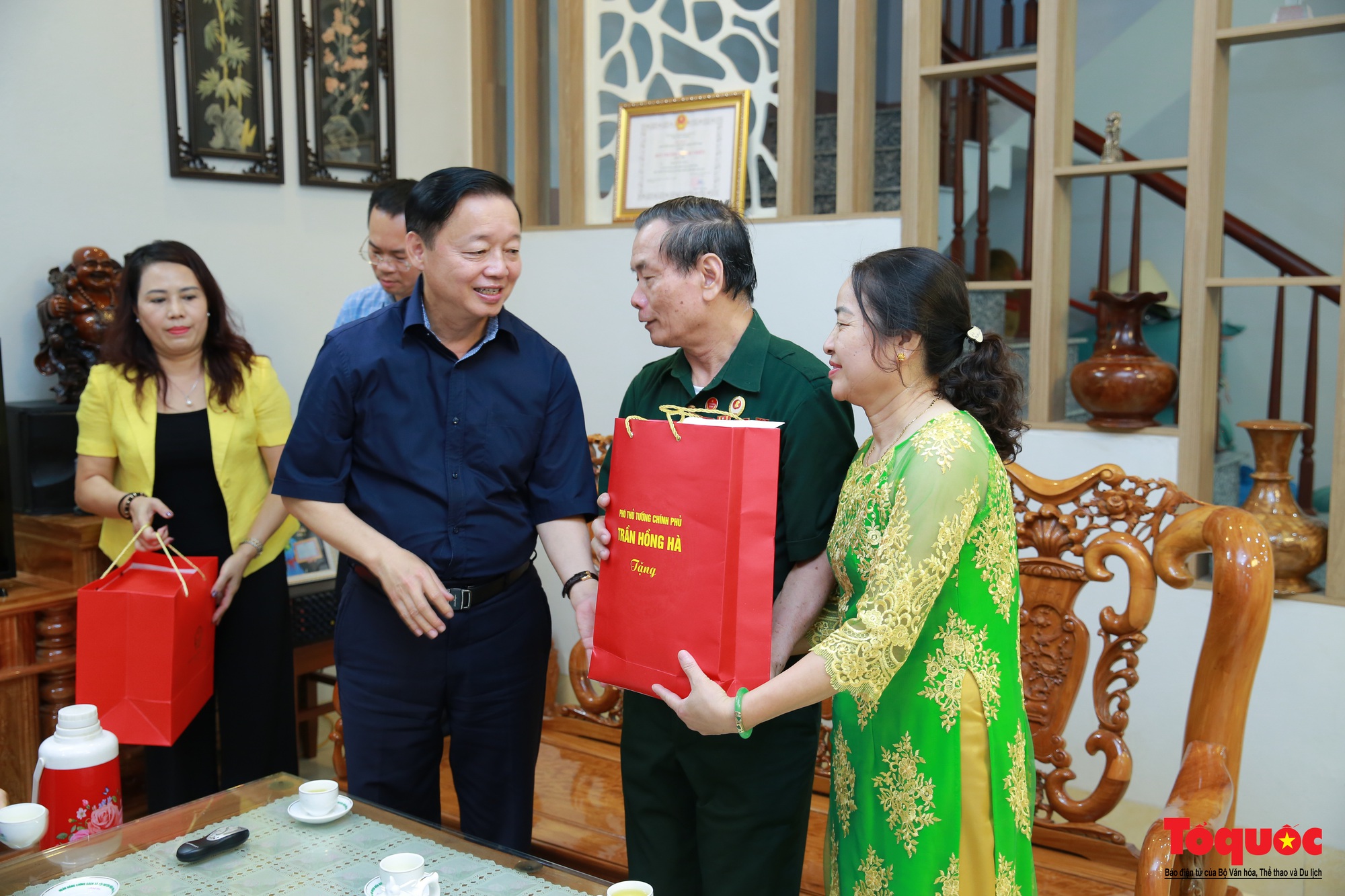 Phó Thủ tướng Trần Hồng Hà thăm, tặng quà các gia đình chính sách tại Điện Biên - Ảnh 5.