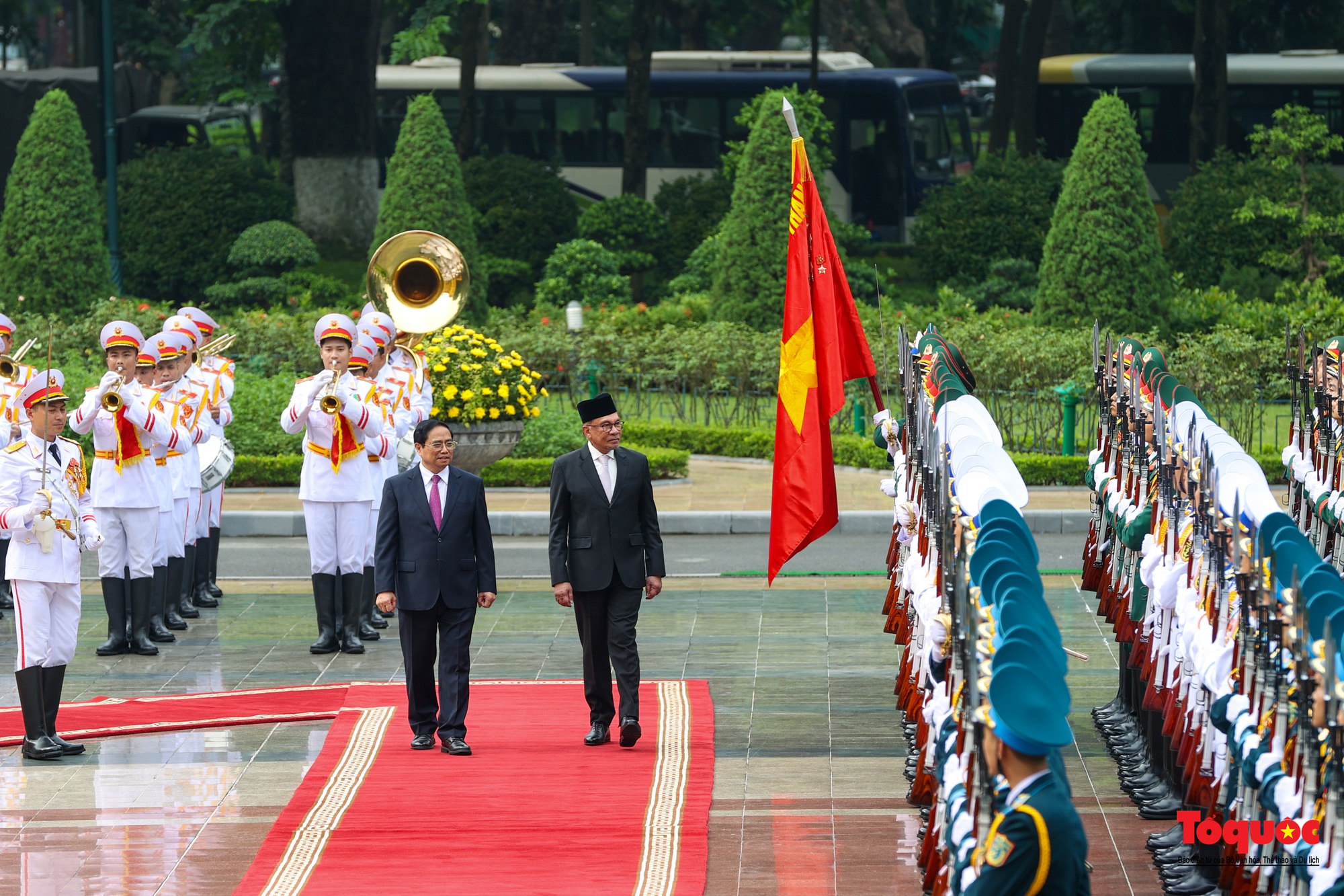 Thủ tướng Phạm Minh Chính chủ trì lễ đón Thủ tướng Malaysia thăm Việt Nam - Ảnh 4.