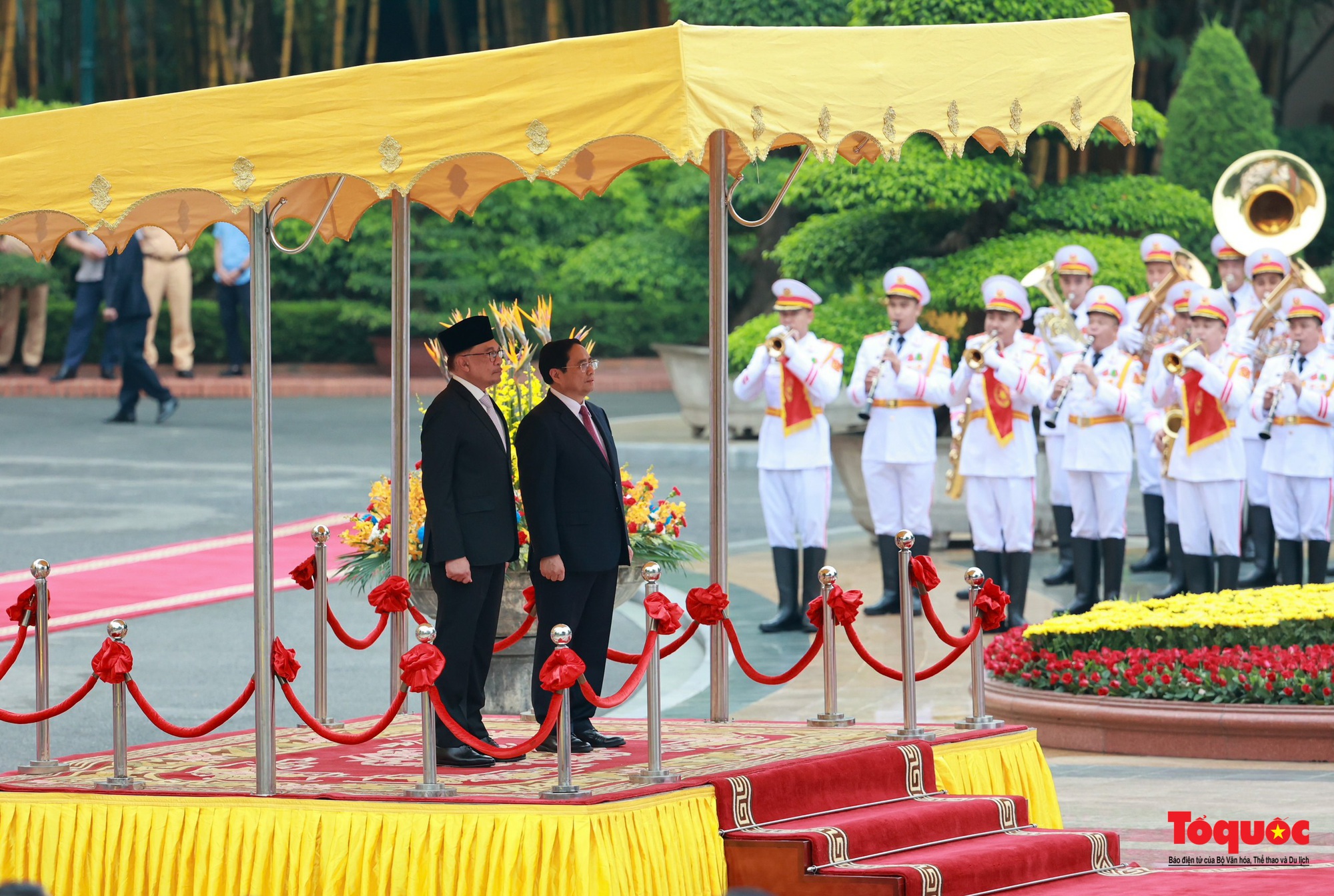 Thủ tướng Phạm Minh Chính chủ trì lễ đón Thủ tướng Malaysia thăm Việt Nam - Ảnh 1.