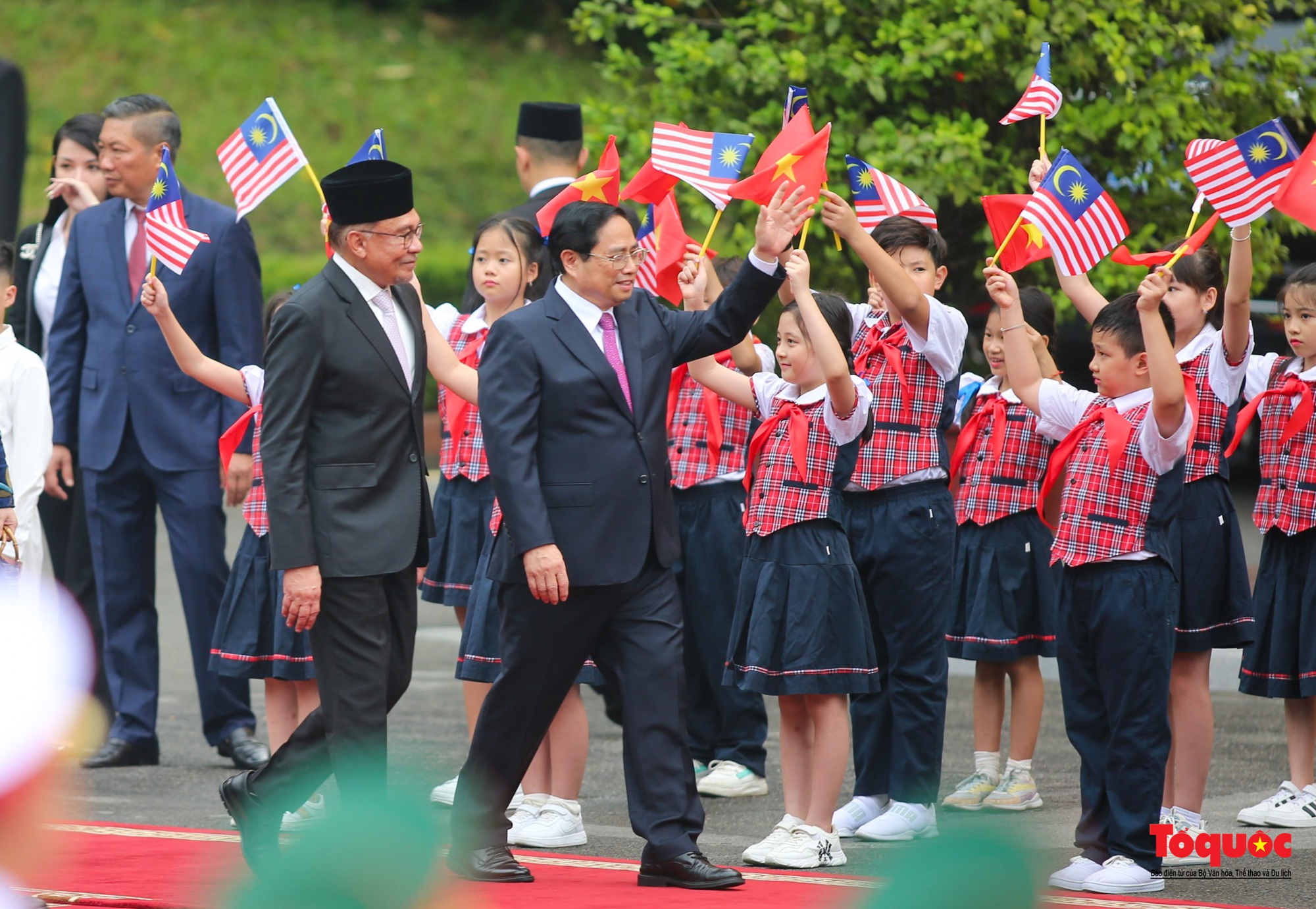 Thủ tướng Phạm Minh Chính chủ trì lễ đón Thủ tướng Malaysia thăm Việt Nam - Ảnh 2.