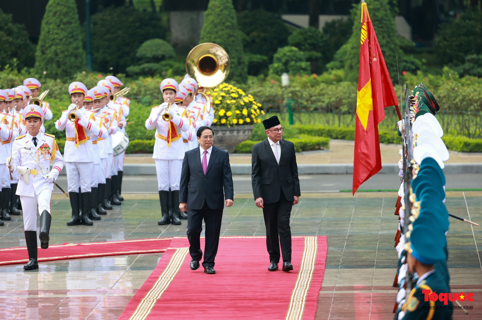 Thủ tướng Phạm Minh Chính chủ trì lễ đón Thủ tướng Malaysia thăm Việt Nam - Ảnh 3.