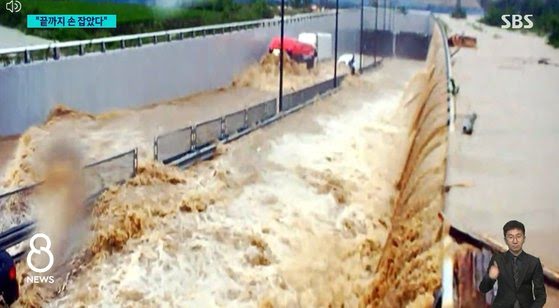 Tài xế Hàn Quốc trở thành anh hùng sau khi cứu 3 người khỏi dòng nước lũ tử thần - Ảnh 2. Tài xế Hàn Quốc trở thành anh hùng sau khi cứu 3 người khỏi dòng nước lũ tử thần - Ảnh 2.