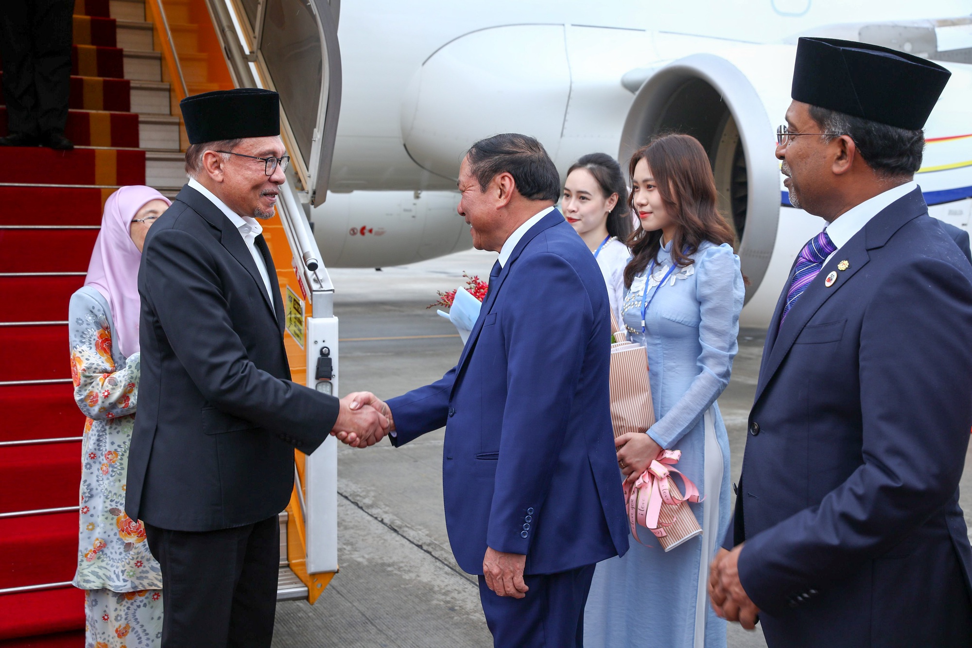 Thủ tướng Malaysia đến Hà Nội, bắt đầu chuyến thăm Việt Nam - Ảnh 1.