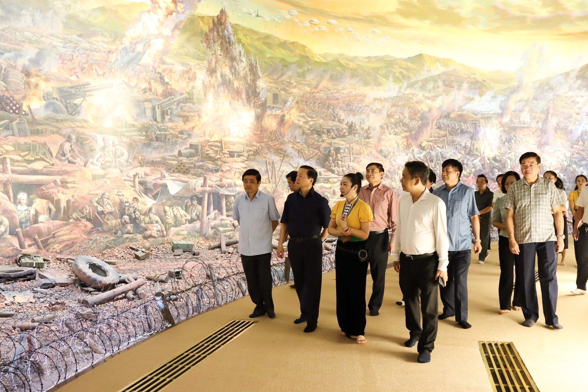 Lãnh đạo Đảng, Nhà nước tham quan Bảo tàng Chiến thắng lịch sử Điện Biên Phủ - Ảnh 8.