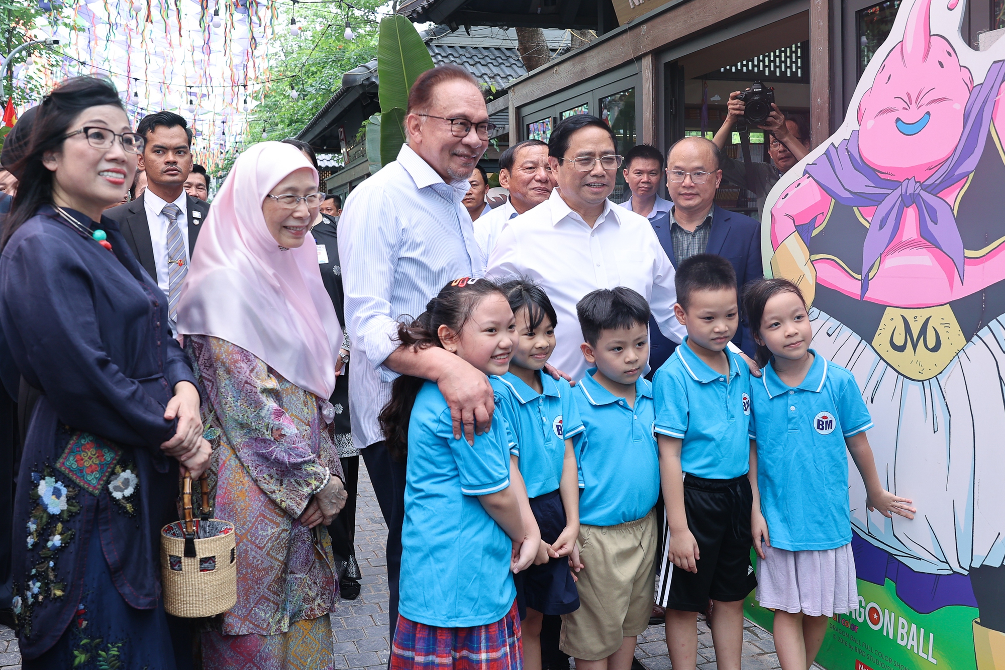 Thủ tướng Việt Nam và Malaysia cùng thăm phố sách, thưởng thức cà phê  - Ảnh 3.
