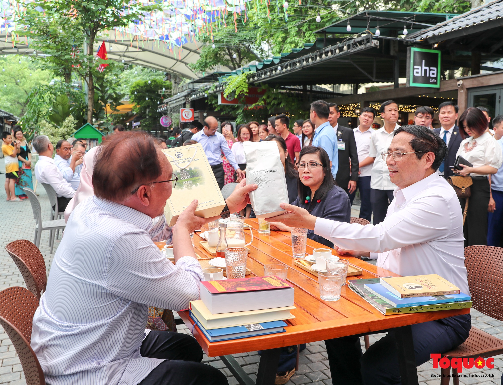 Thủ tướng Việt Nam và Malaysia cùng thăm phố sách, thưởng thức cà phê  - Ảnh 13.