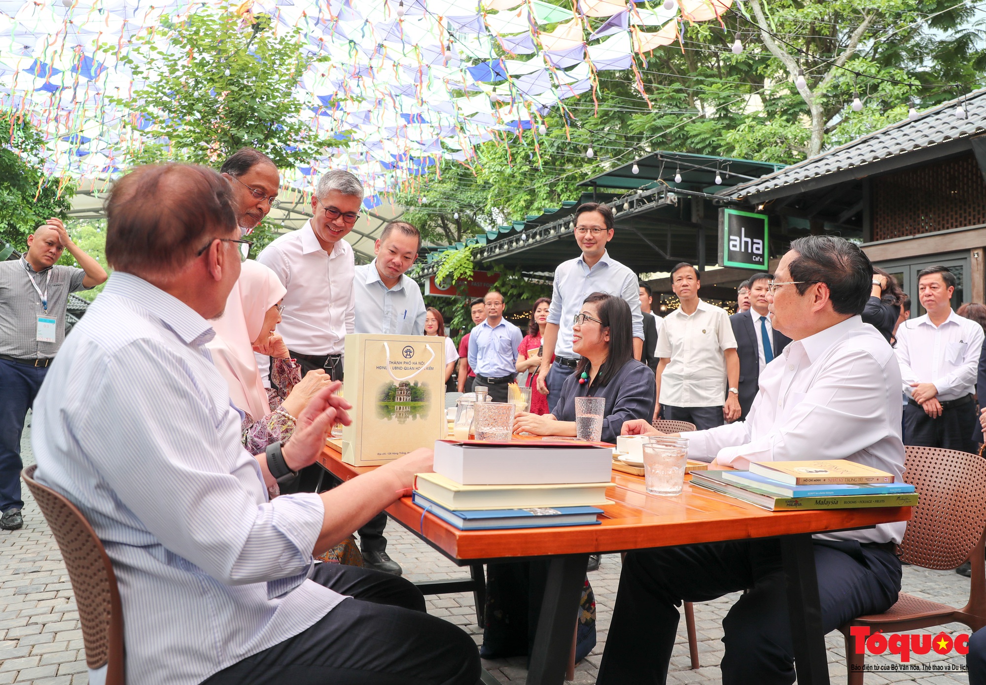Thủ tướng Việt Nam và Malaysia cùng thăm phố sách, thưởng thức cà phê  - Ảnh 14.
