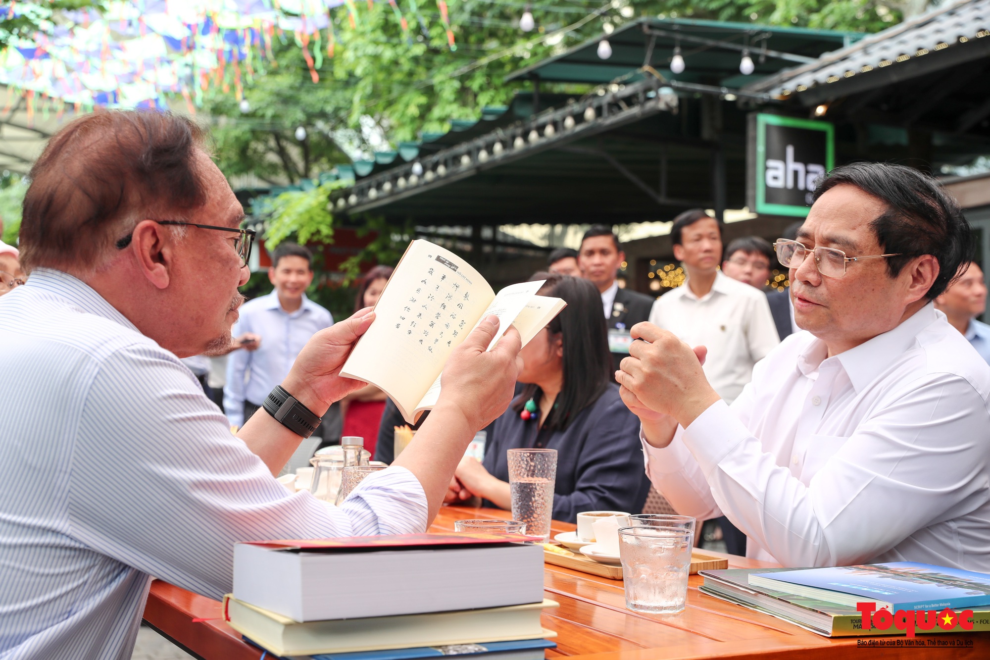 Thủ tướng Việt Nam và Malaysia cùng thăm phố sách, thưởng thức cà phê  - Ảnh 10.