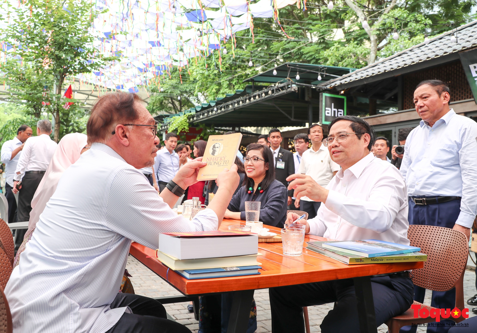 Thủ tướng Việt Nam và Malaysia cùng thăm phố sách, thưởng thức cà phê  - Ảnh 9.
