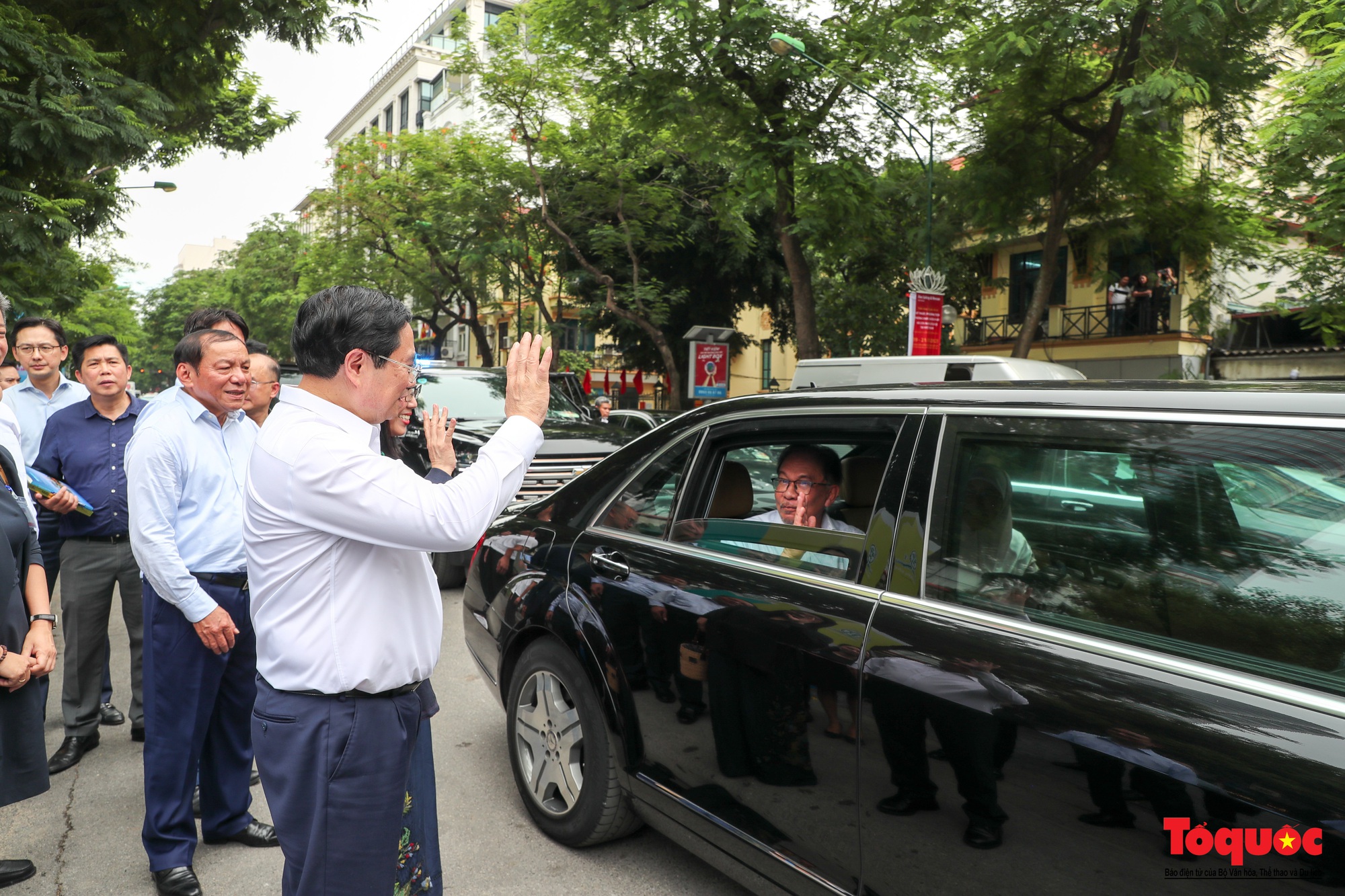 Thủ tướng Việt Nam và Malaysia cùng thăm phố sách, thưởng thức cà phê  - Ảnh 17.