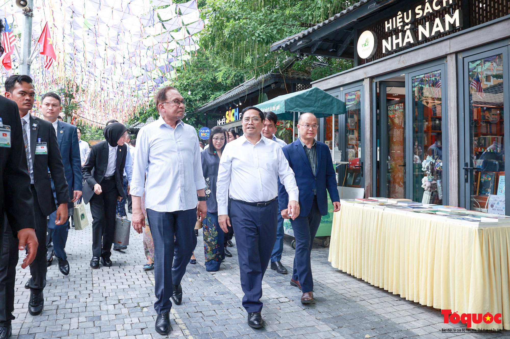Thủ tướng Việt Nam và Malaysia cùng thăm phố sách, thưởng thức cà phê  - Ảnh 2.