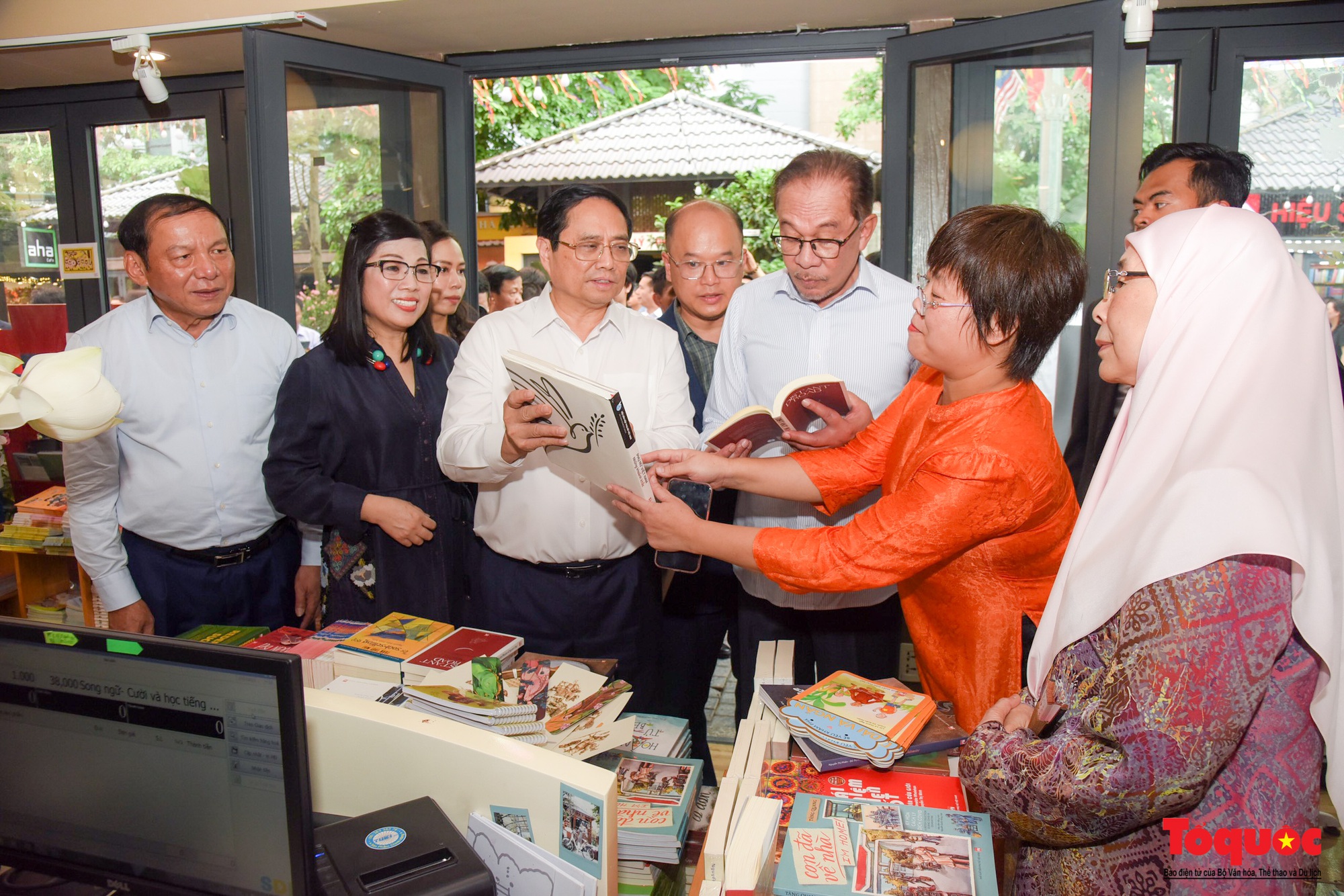 Thủ tướng Việt Nam và Malaysia cùng thăm phố sách, thưởng thức cà phê  - Ảnh 4.