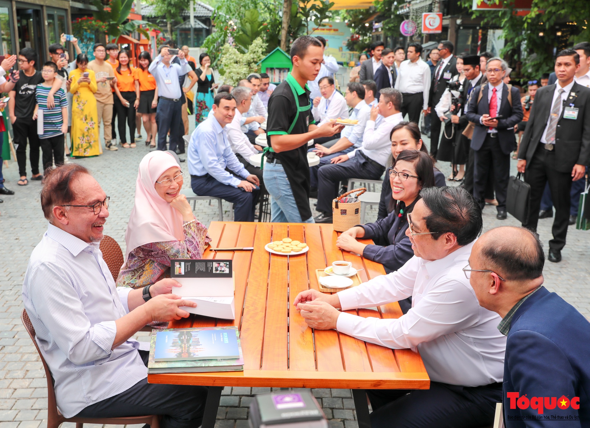 Thủ tướng Việt Nam và Malaysia cùng thăm phố sách, thưởng thức cà phê  - Ảnh 7.