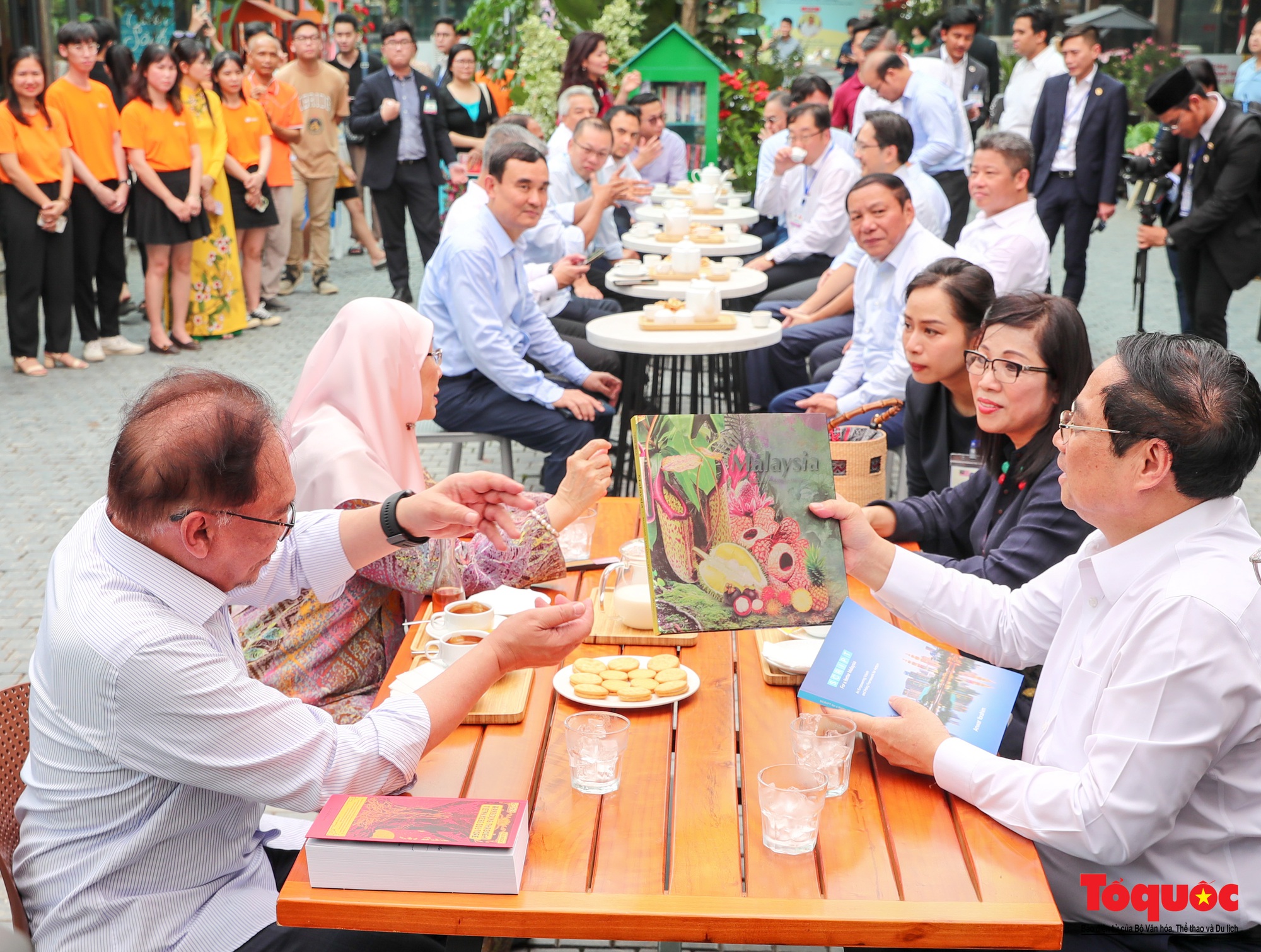 Thủ tướng Việt Nam và Malaysia cùng thăm phố sách, thưởng thức cà phê  - Ảnh 8.