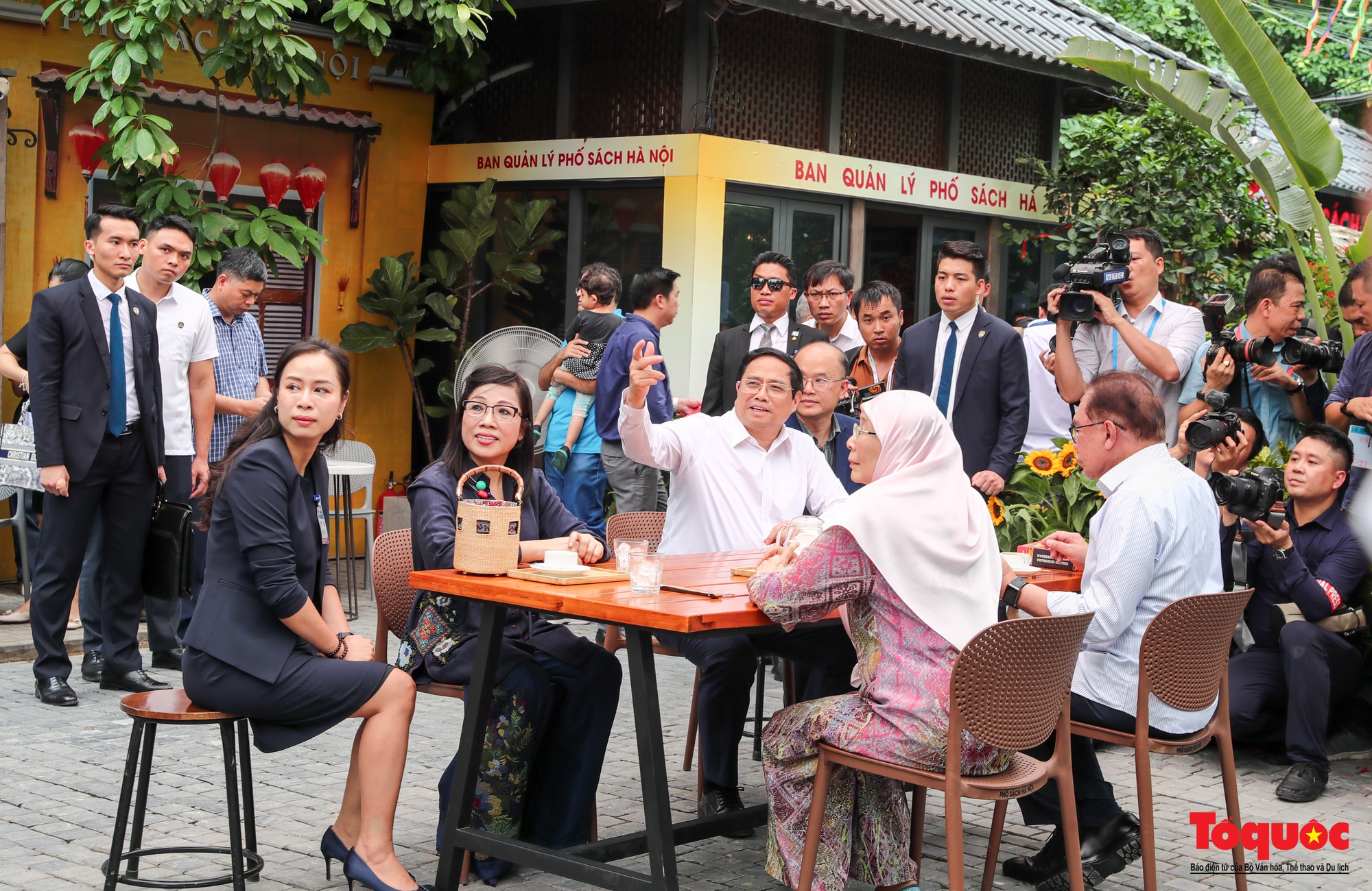 Thủ tướng Việt Nam và Malaysia cùng thăm phố sách, thưởng thức cà phê  - Ảnh 6.
