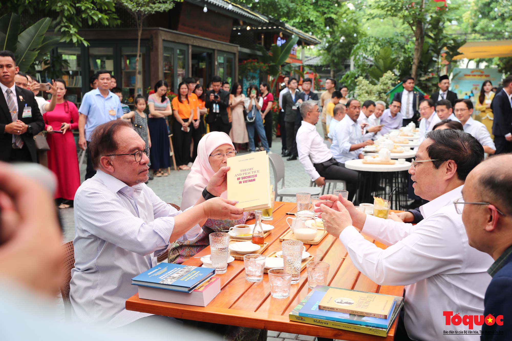 Thủ tướng Việt Nam và Malaysia cùng thăm phố sách, thưởng thức cà phê  - Ảnh 11.