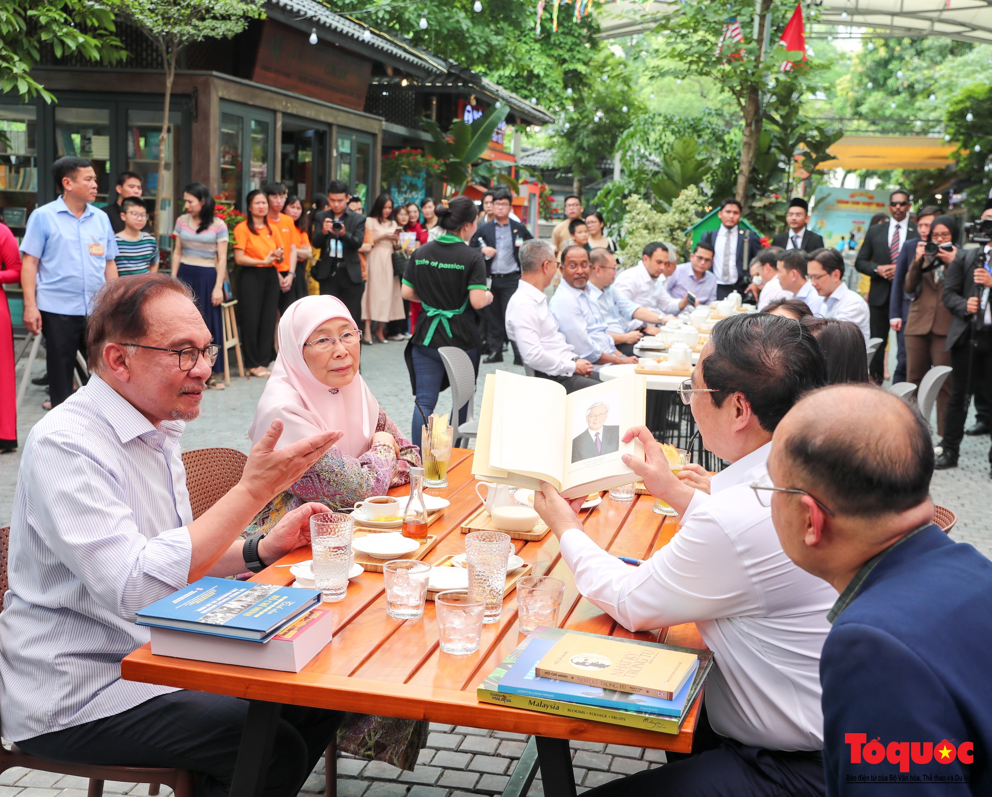 Thủ tướng Việt Nam và Malaysia cùng thăm phố sách, thưởng thức cà phê  - Ảnh 12.