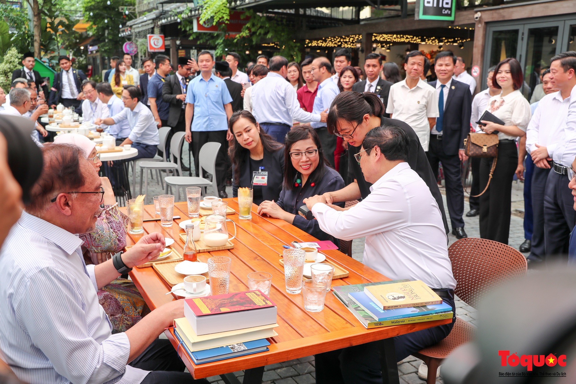 Thủ tướng Việt Nam và Malaysia cùng thăm phố sách, thưởng thức cà phê  - Ảnh 16.