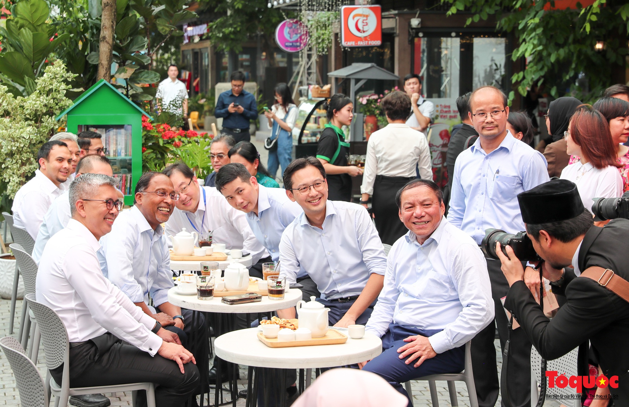 Thủ tướng Việt Nam và Malaysia cùng thăm phố sách, thưởng thức cà phê  - Ảnh 15.
