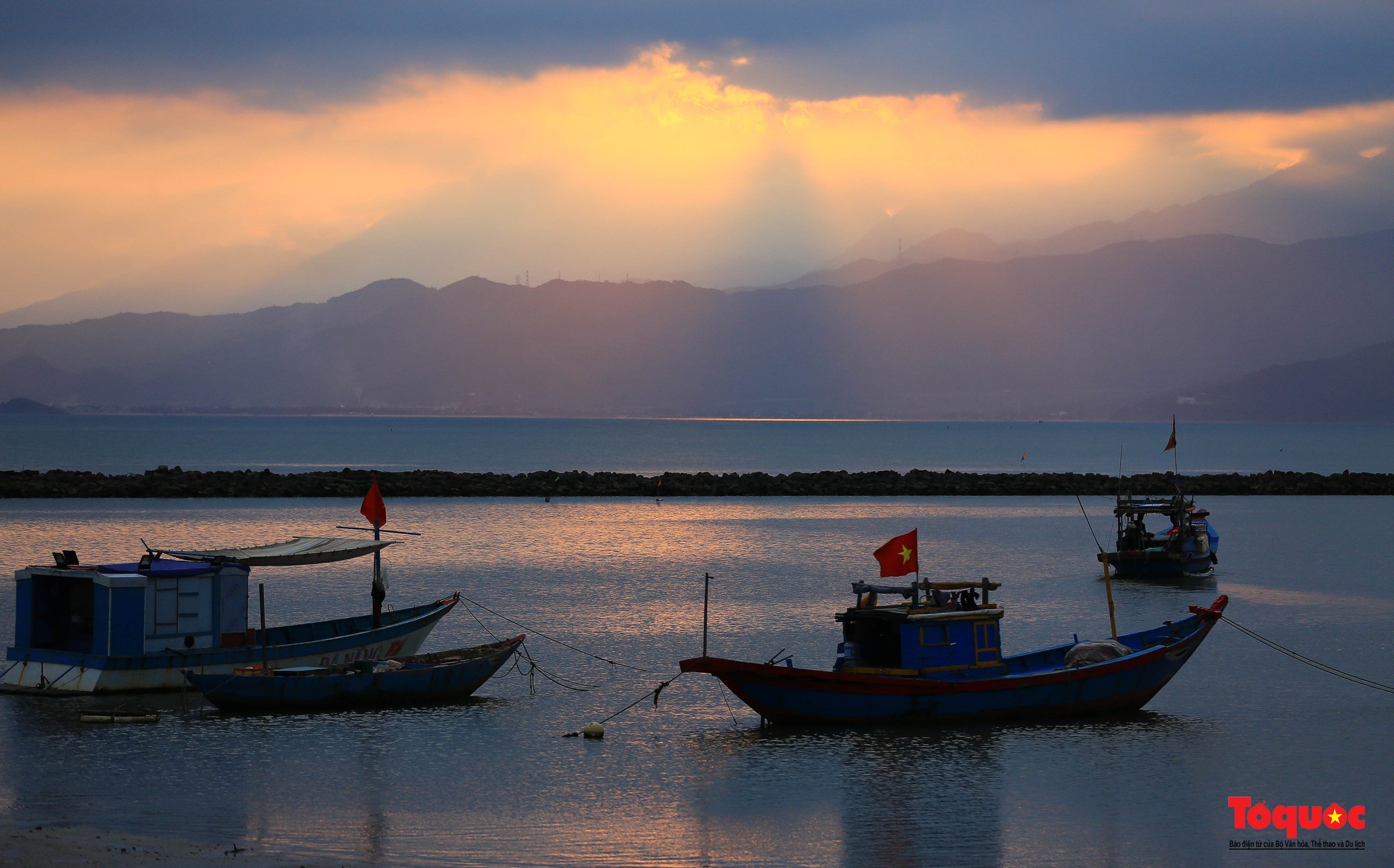 Ngắm hoàng hôn lãng mạng bên bờ sông Hàn  - Ảnh 3.