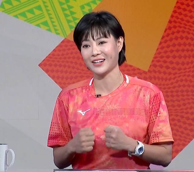 Nhìn cầu thủ nữ Việt Nam khâu 8 mũi, băng đầu thi đấu, ngôi sao phim truyền hình nghẹn ngào nói lời cảm phục - Ảnh 1.