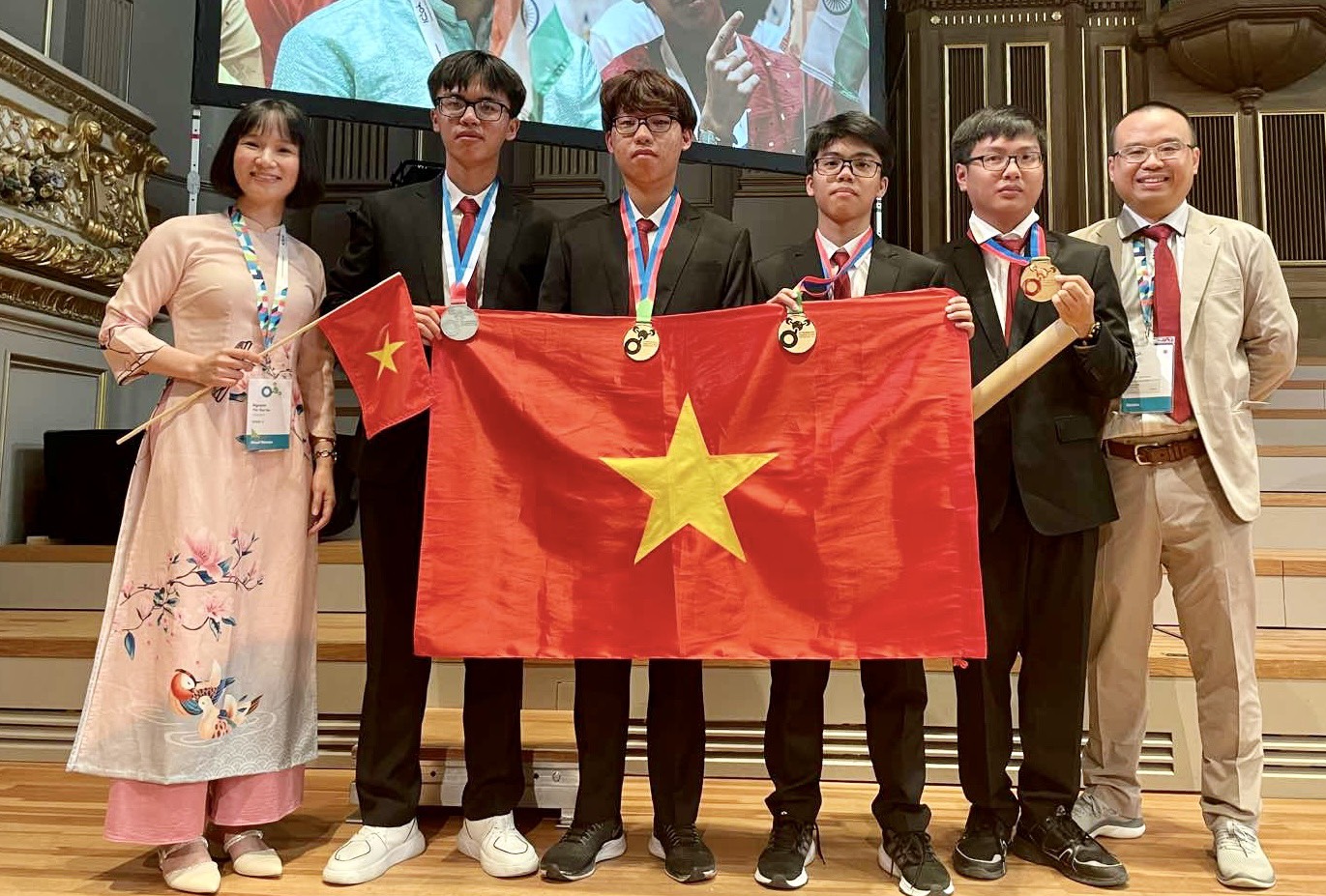 Hai học sinh Việt Nam &quot;lọt&quot; top 10 thí sinh có điểm cao nhất Olympic Hóa học Quốc tế 2023 - Ảnh 1.