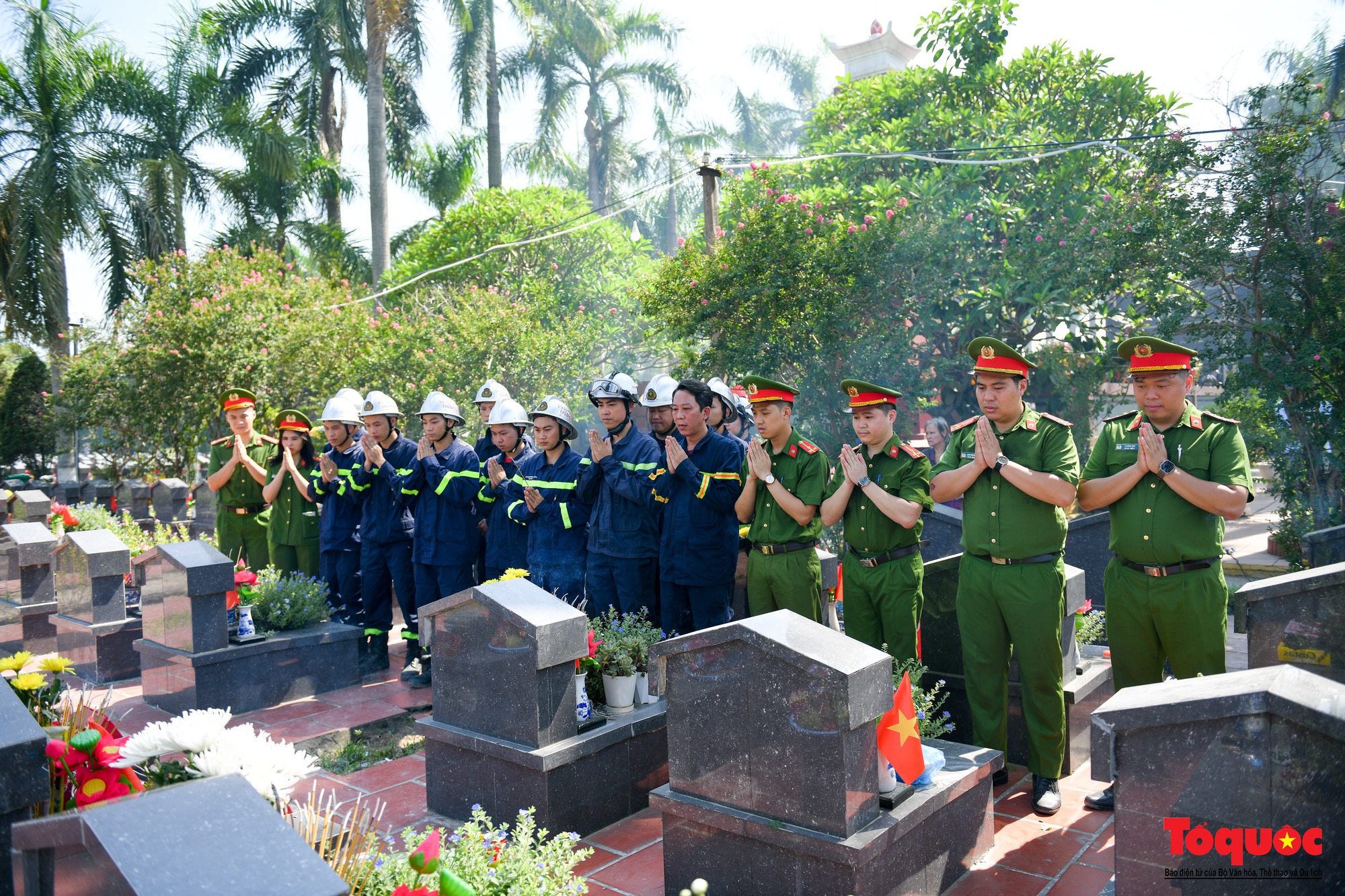Đồng đội thắp hương tri ân liệt sĩ cảnh sát PCCC ngày 27/7 - Ảnh 9.