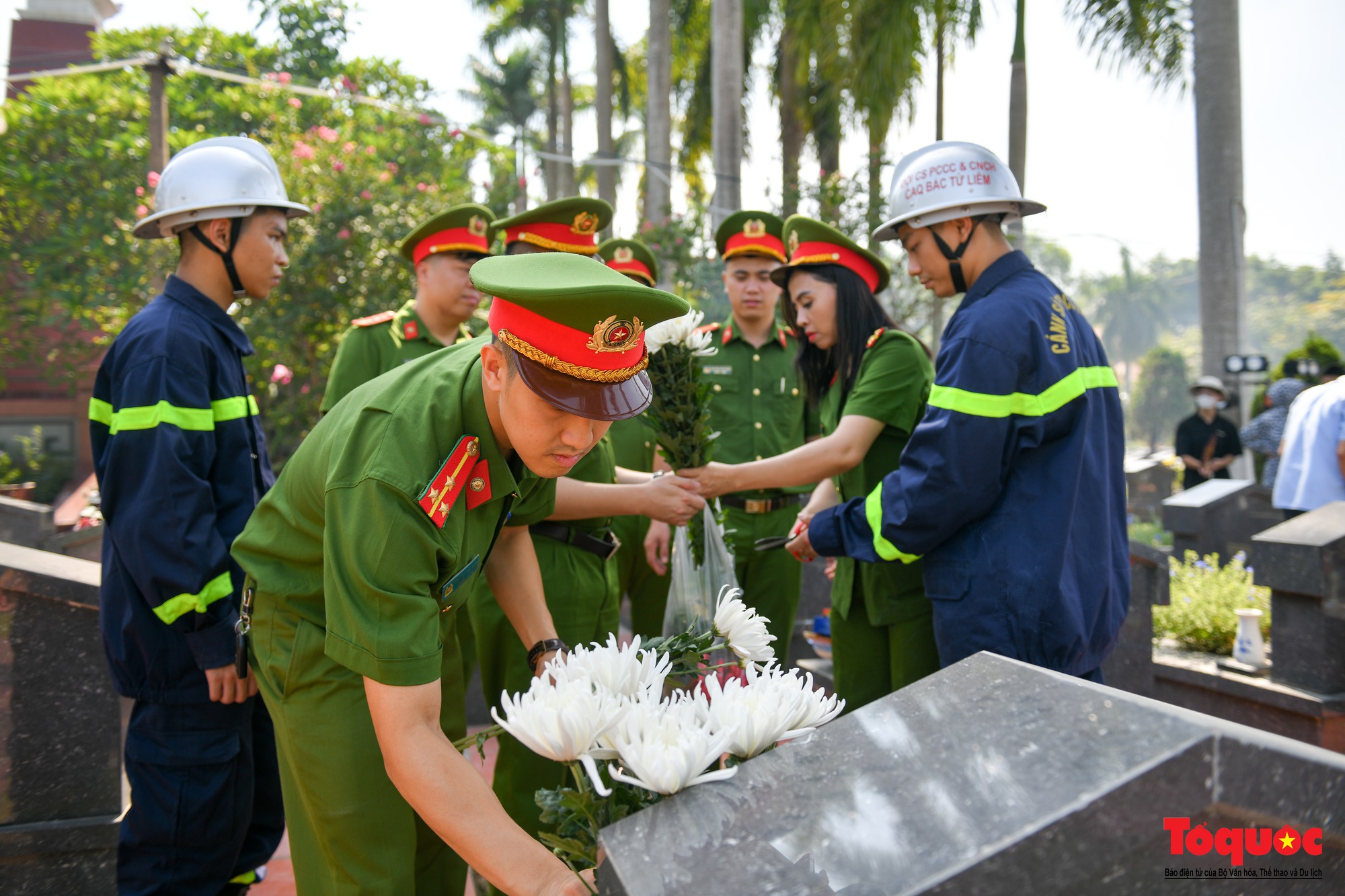 Đồng đội thắp hương tri ân liệt sĩ cảnh sát PCCC ngày 27/7 - Ảnh 7.