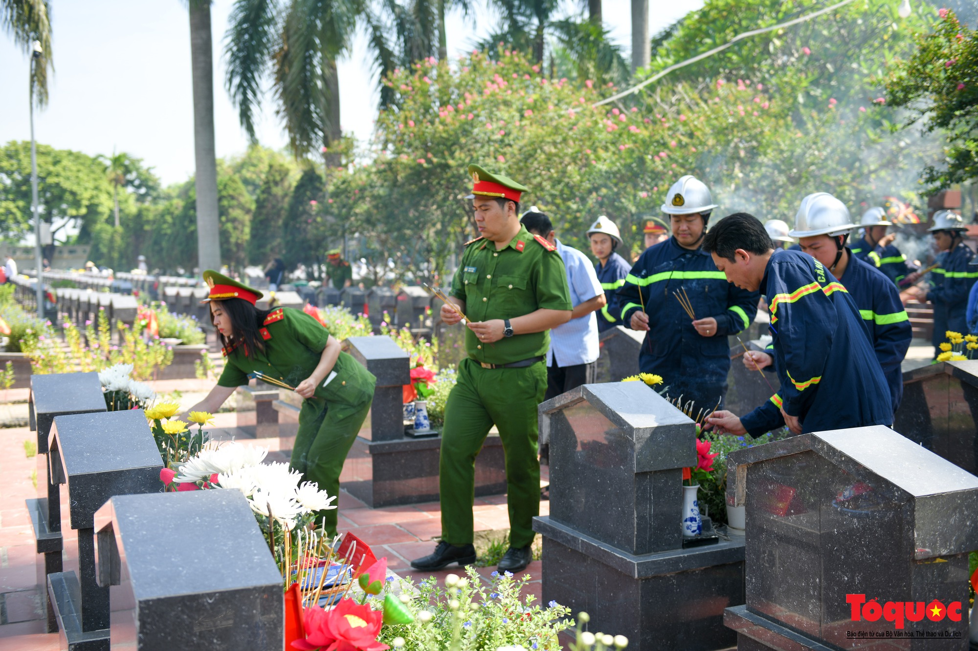 Đồng đội thắp hương tri ân liệt sĩ cảnh sát PCCC ngày 27/7 - Ảnh 6.